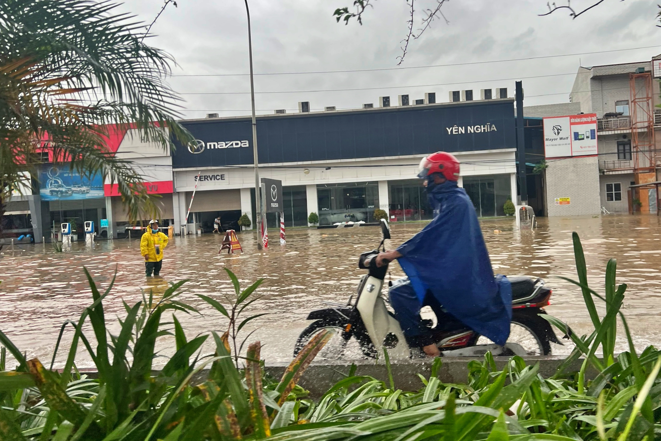 Phố phường Hà Nội tan hoang sau mưa bão- Ảnh 2.