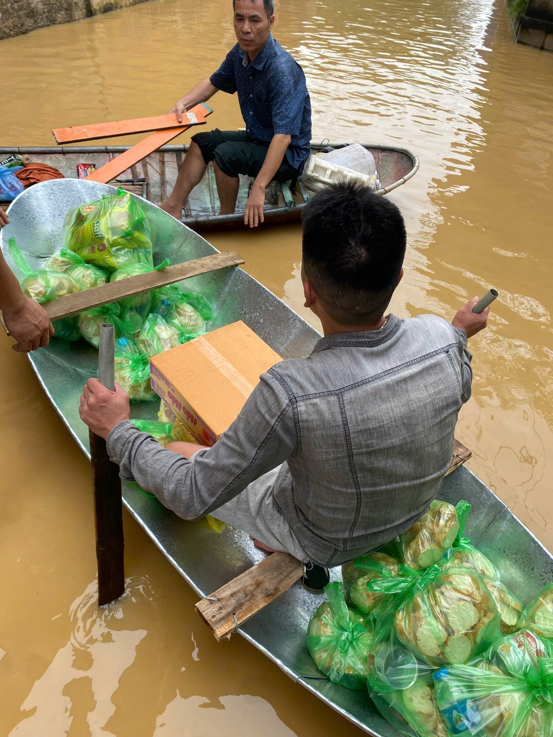 Lũ dâng bất ngờ ở Thái Nguyên: Đưa ca nô cứu hộ người mắc kẹt, hỗ trợ thực phẩm- Ảnh 5.