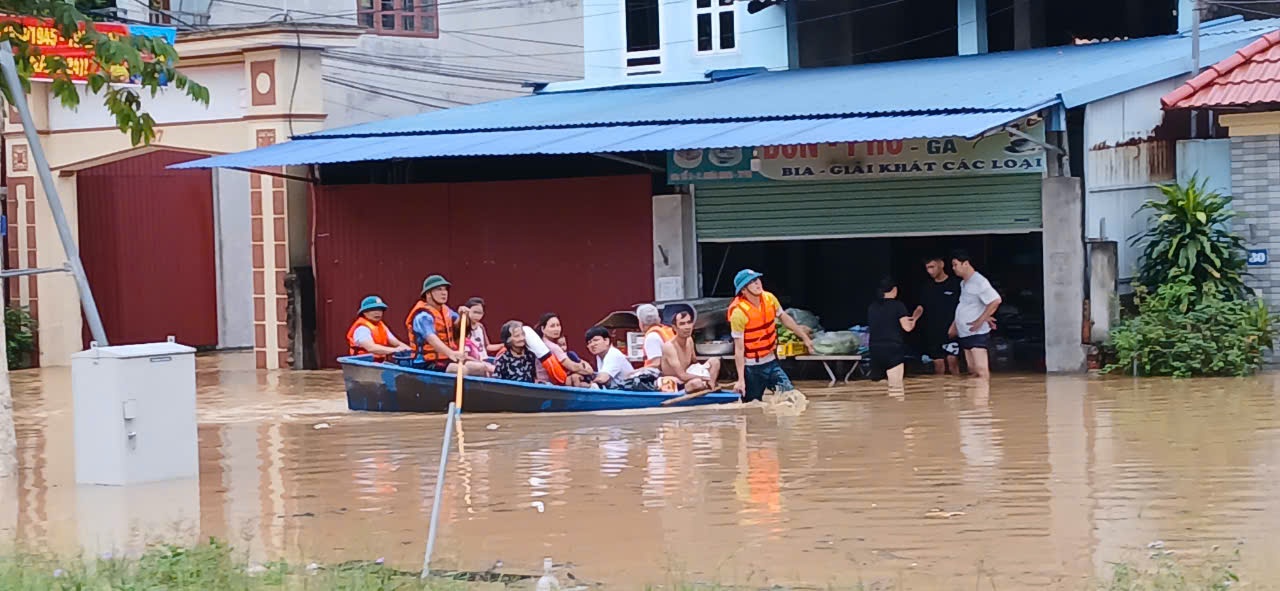 Cận cảnh TP.Thái Nguyên ngập lụt khi lũ sông Cầu vượt báo động khẩn cấp- Ảnh 2.