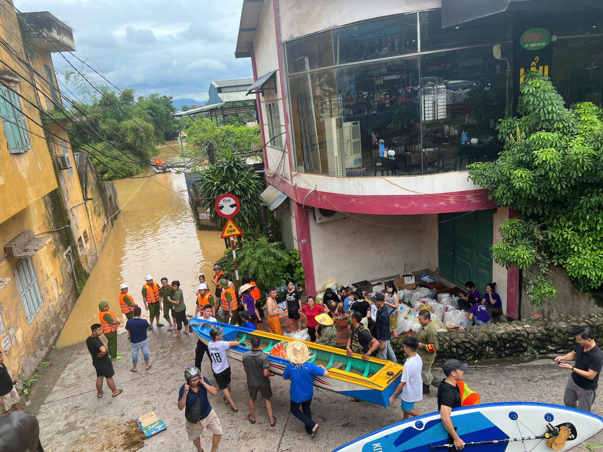 Lũ dâng bất ngờ ở Thái Nguyên: Đưa ca nô cứu hộ người mắc kẹt, hỗ trợ thực phẩm- Ảnh 6.