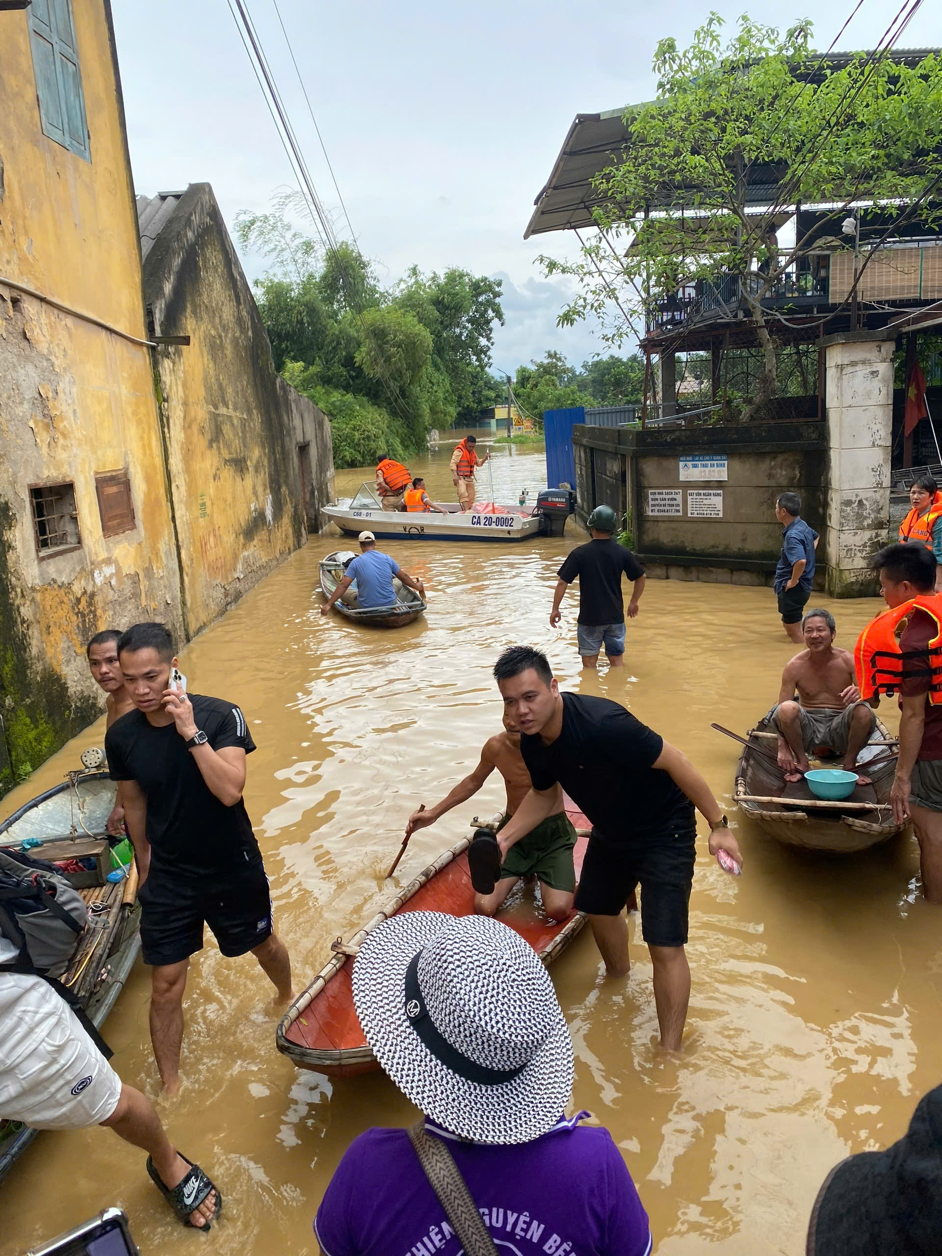 Lũ dâng bất ngờ ở Thái Nguyên: Đưa ca nô cứu hộ người mắc kẹt, hỗ trợ thực phẩm- Ảnh 8.