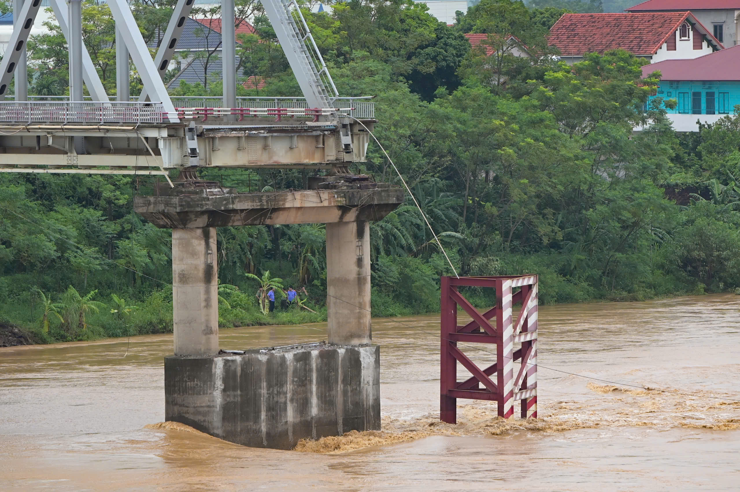Hiện trường vụ sập cầu Phong Châu khiến 10 ô tô rơi xuống sông- Ảnh 6.