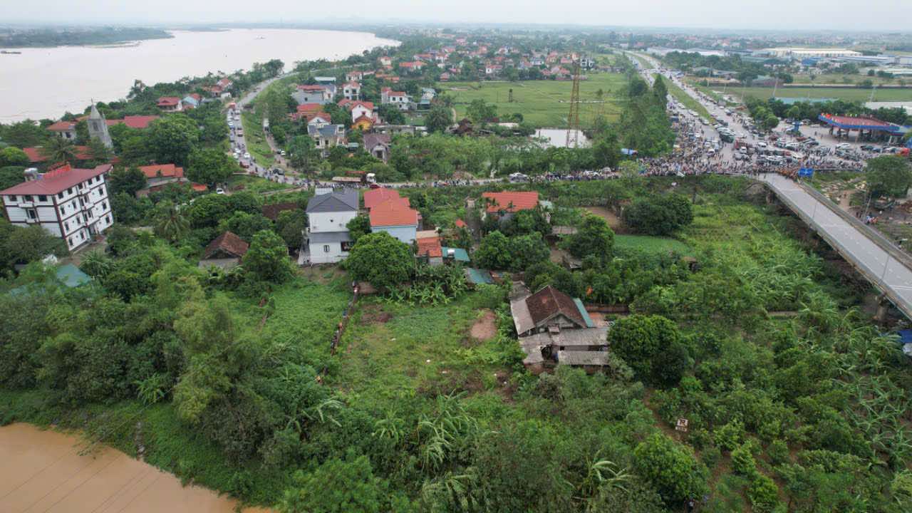 Hiện trường vụ sập cầu Phong Châu khiến 10 ô tô rơi xuống sông- Ảnh 8.