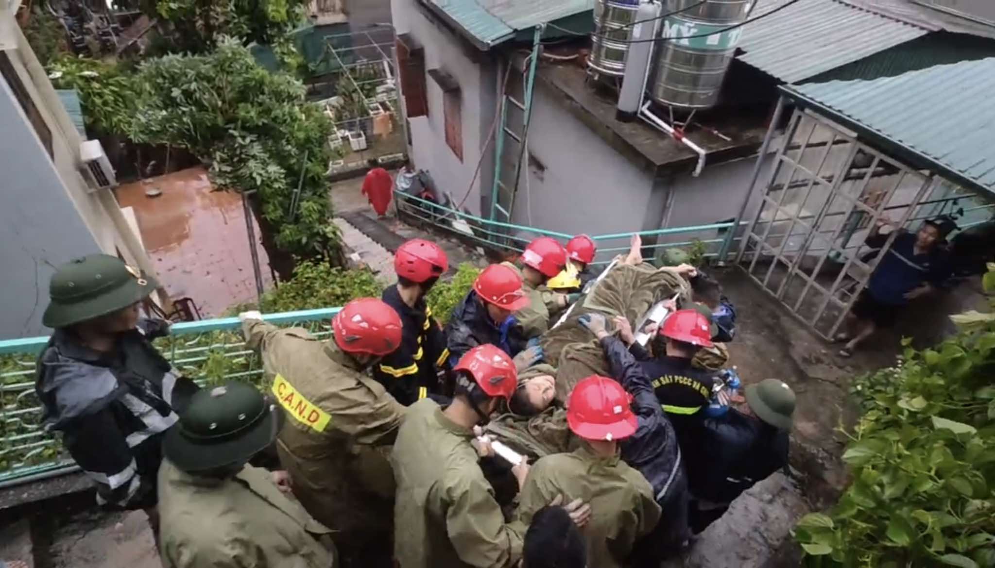 Chạy đua với thời gian cứu bé gái kẹt trong vụ sạt lở- Ảnh 13.