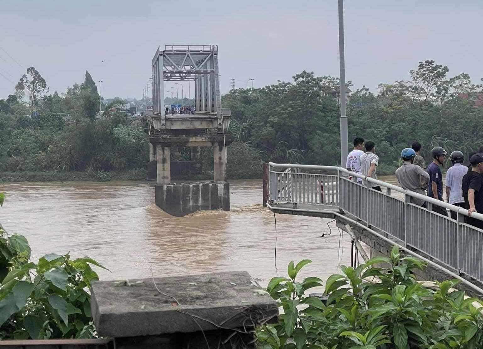 Hiện trường vụ sập cầu Phong Châu khiến 10 ô tô rơi xuống sông- Ảnh 1.