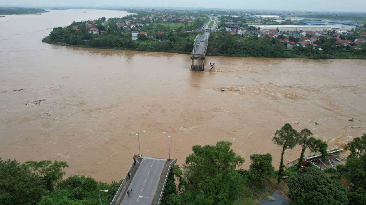 Hiện trường vụ sập cầu Phong Châu khiến 10 ô tô rơi xuống sông- Ảnh 3.