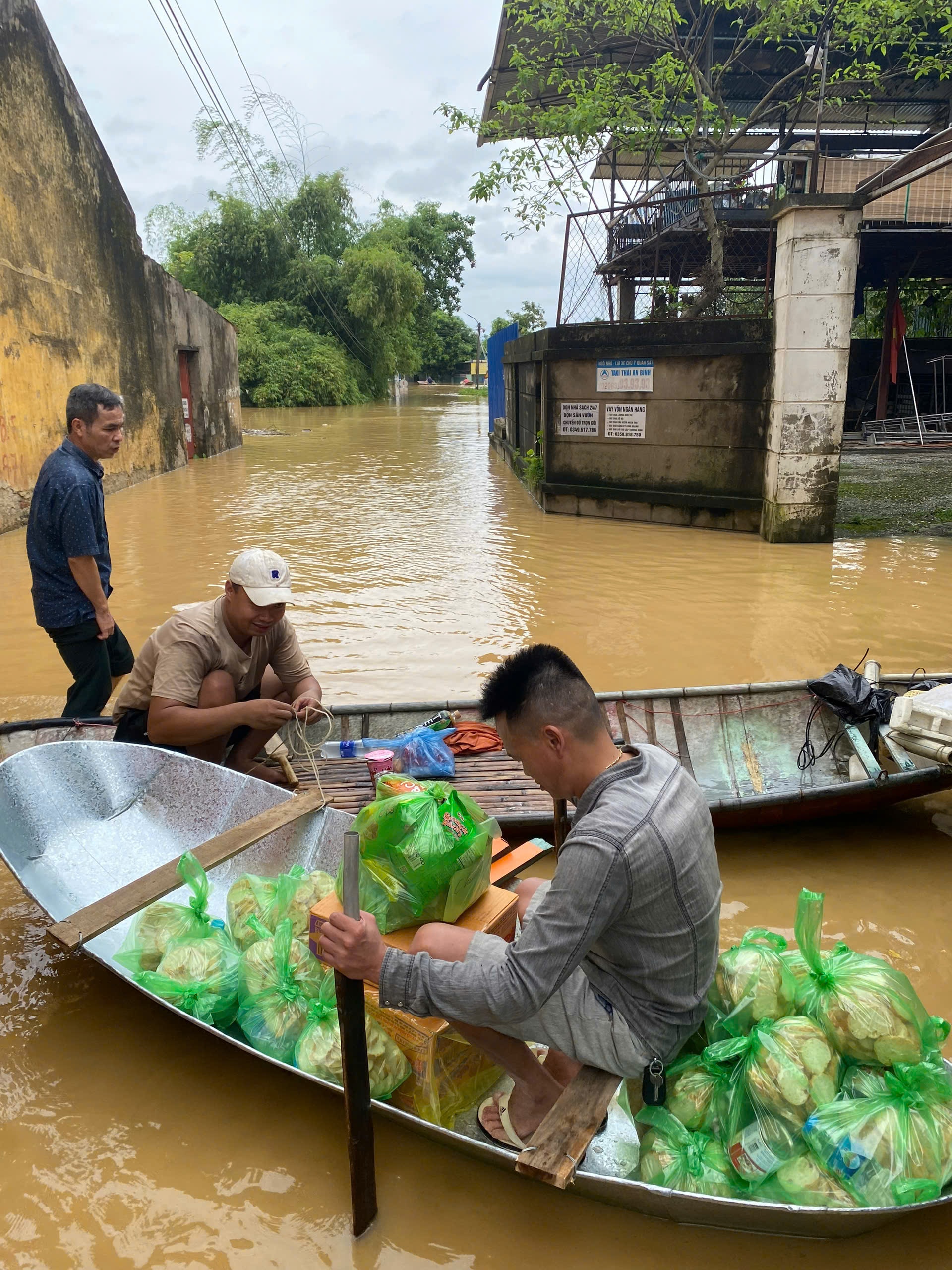 Lũ dâng bất ngờ ở Thái Nguyên: Đưa ca nô cứu hộ người mắc kẹt, hỗ trợ thực phẩm- Ảnh 4.