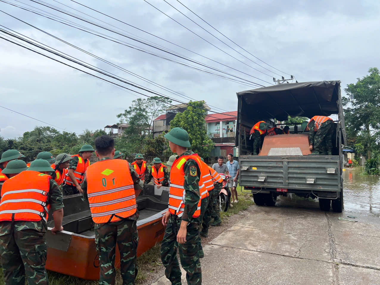 Cận cảnh TP.Thái Nguyên ngập lụt khi lũ sông Cầu vượt báo động khẩn cấp- Ảnh 4.