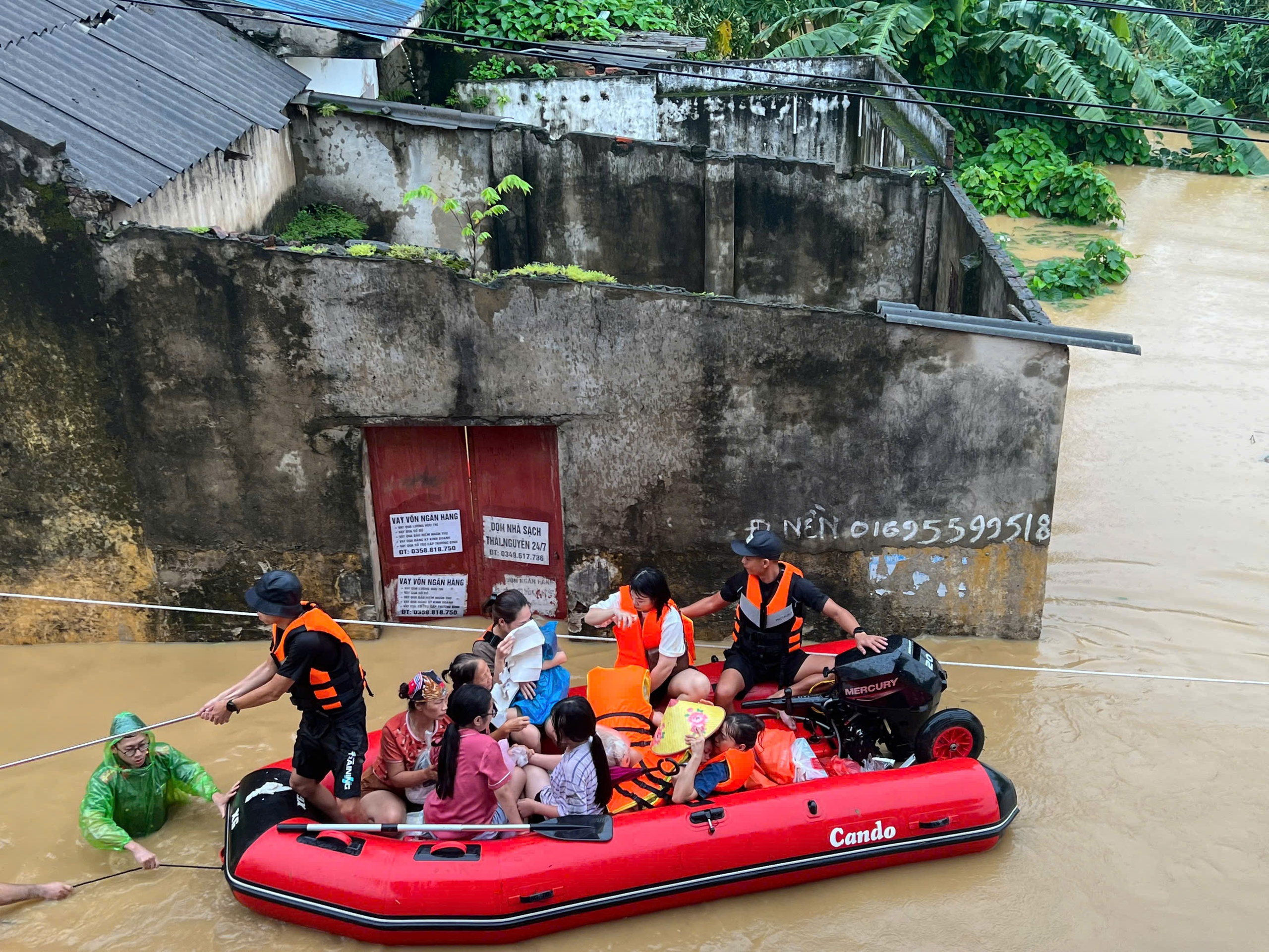 Lũ dâng bất ngờ ở Thái Nguyên: Đưa ca nô cứu hộ người mắc kẹt, hỗ trợ thực phẩm- Ảnh 1.