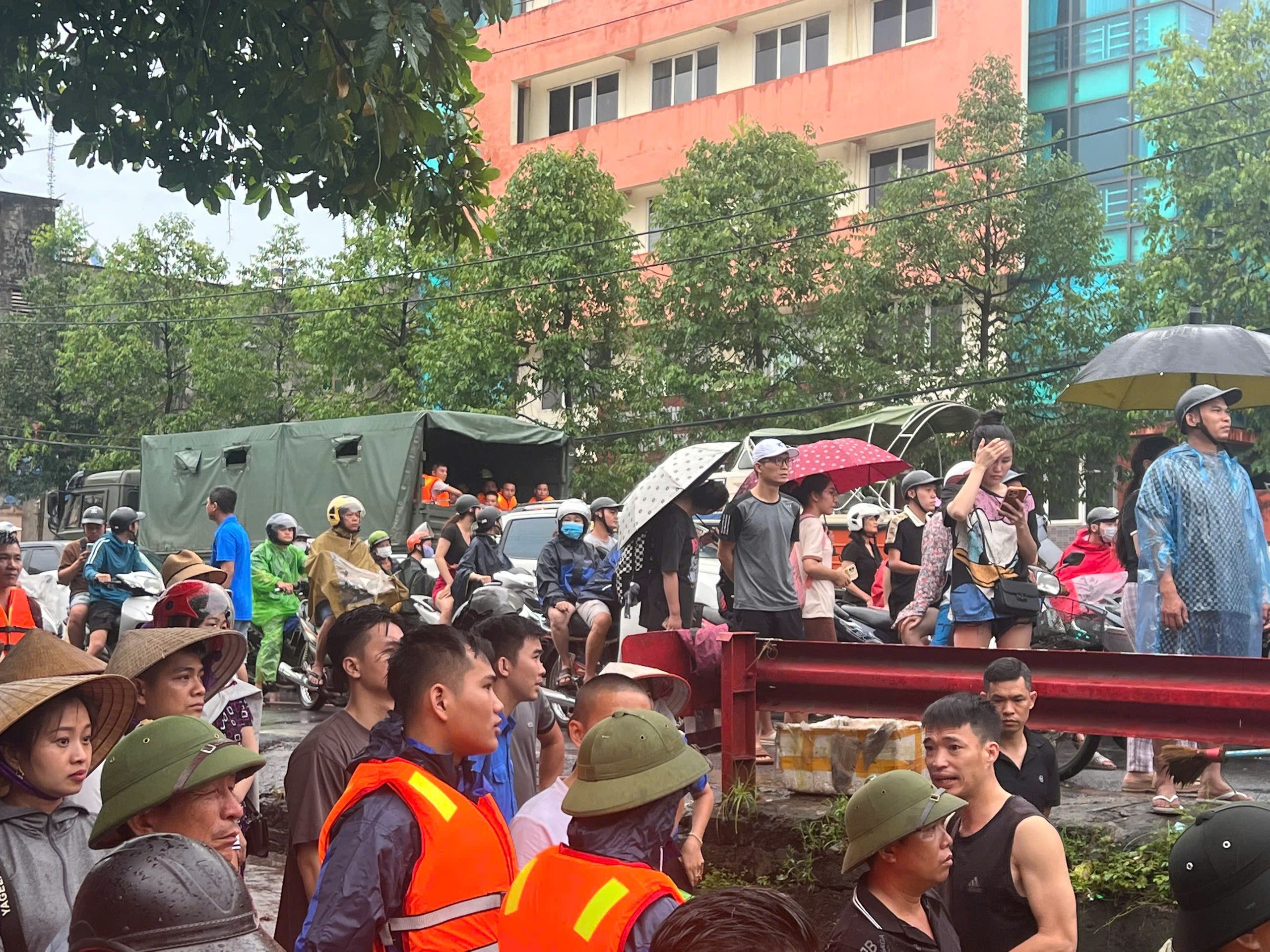 Lũ dâng bất ngờ ở Thái Nguyên: Đưa ca nô cứu hộ người mắc kẹt, hỗ trợ thực phẩm- Ảnh 2.