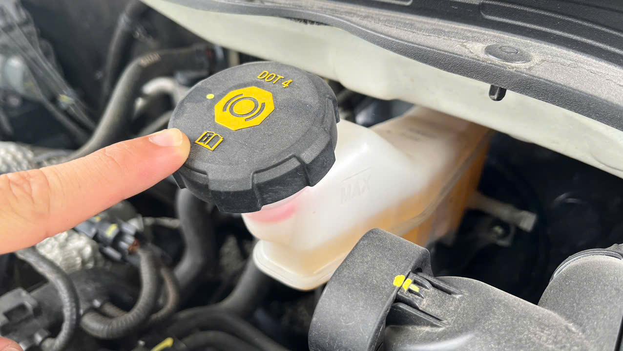Những dung dịch trên ô tô điện cần kiểm tra, thay thế định kỳ- Ảnh 3.