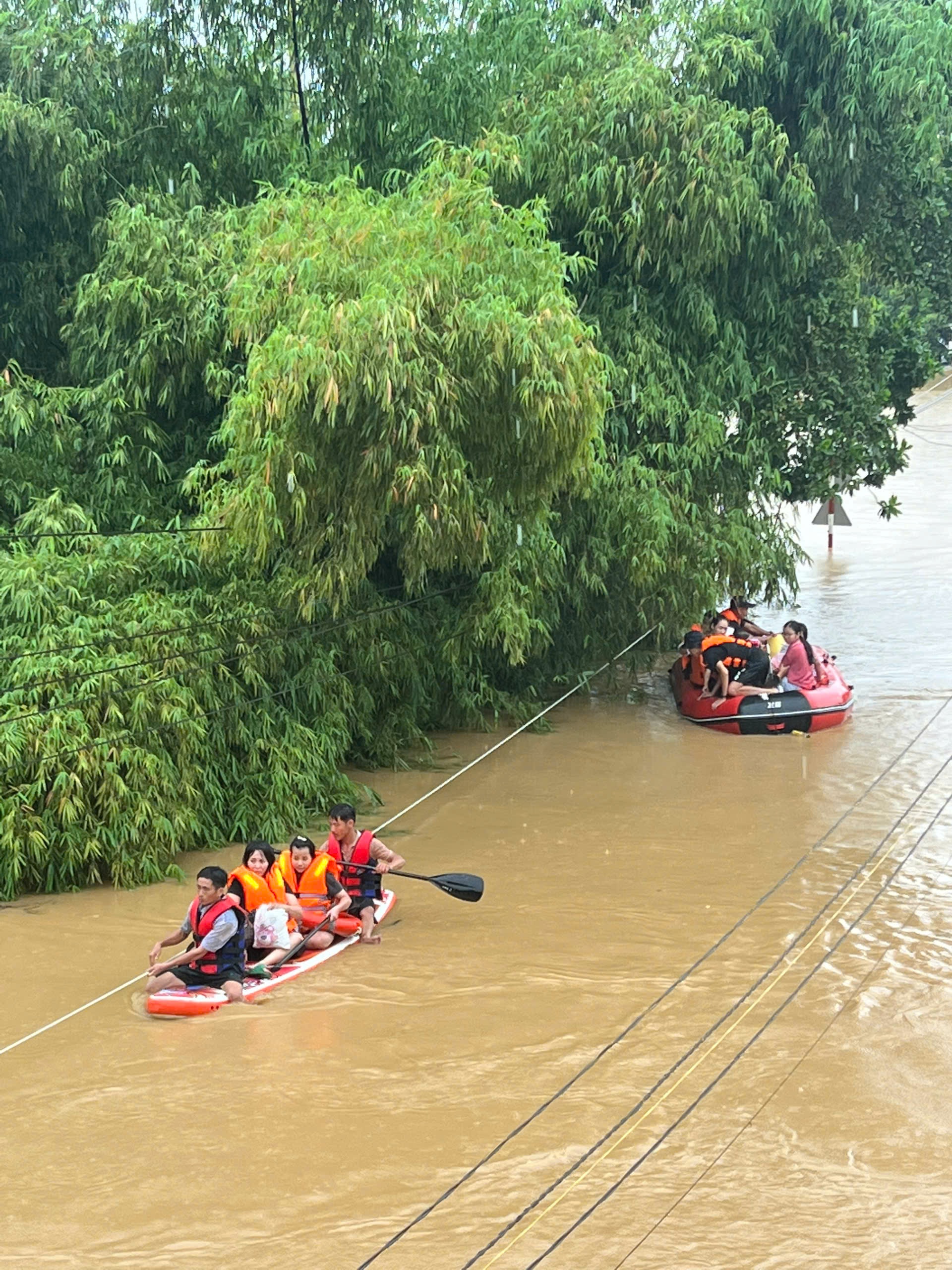 Lũ dâng bất ngờ ở Thái Nguyên: Đưa ca nô cứu hộ người mắc kẹt, hỗ trợ thực phẩm- Ảnh 7.