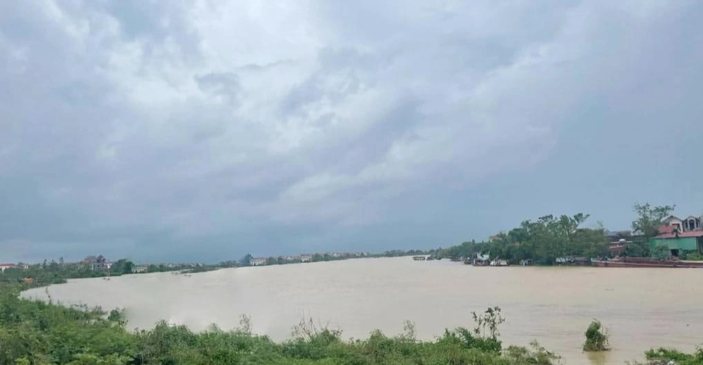 Bắc Ninh yêu cầu di dời dân ngoài bãi sông Cầu trong đêm- Ảnh 1.