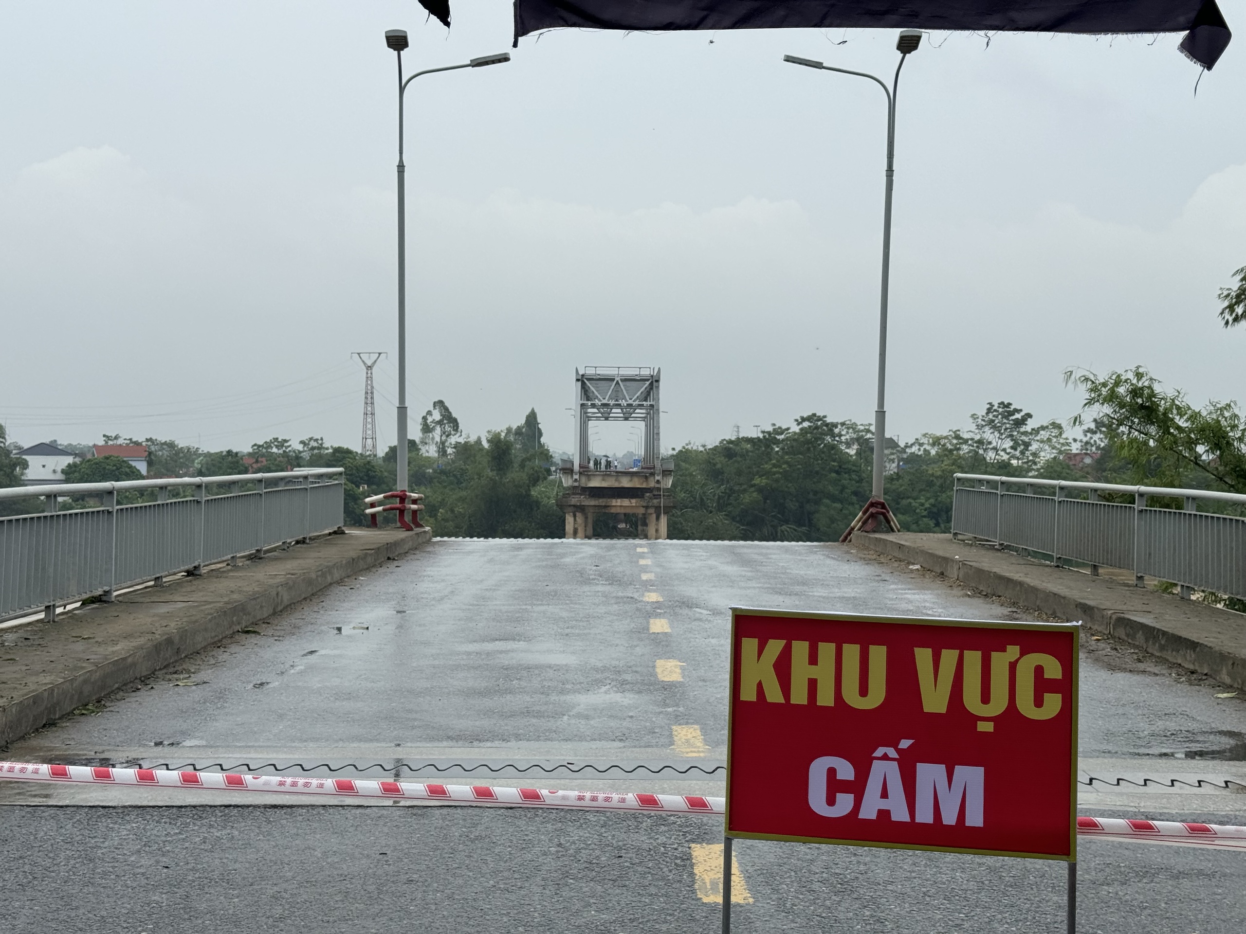 Sông Hồng chảy xiết, tìm kiếm nạn nhân vụ sập cầu Phong Châu khó khăn- Ảnh 1.