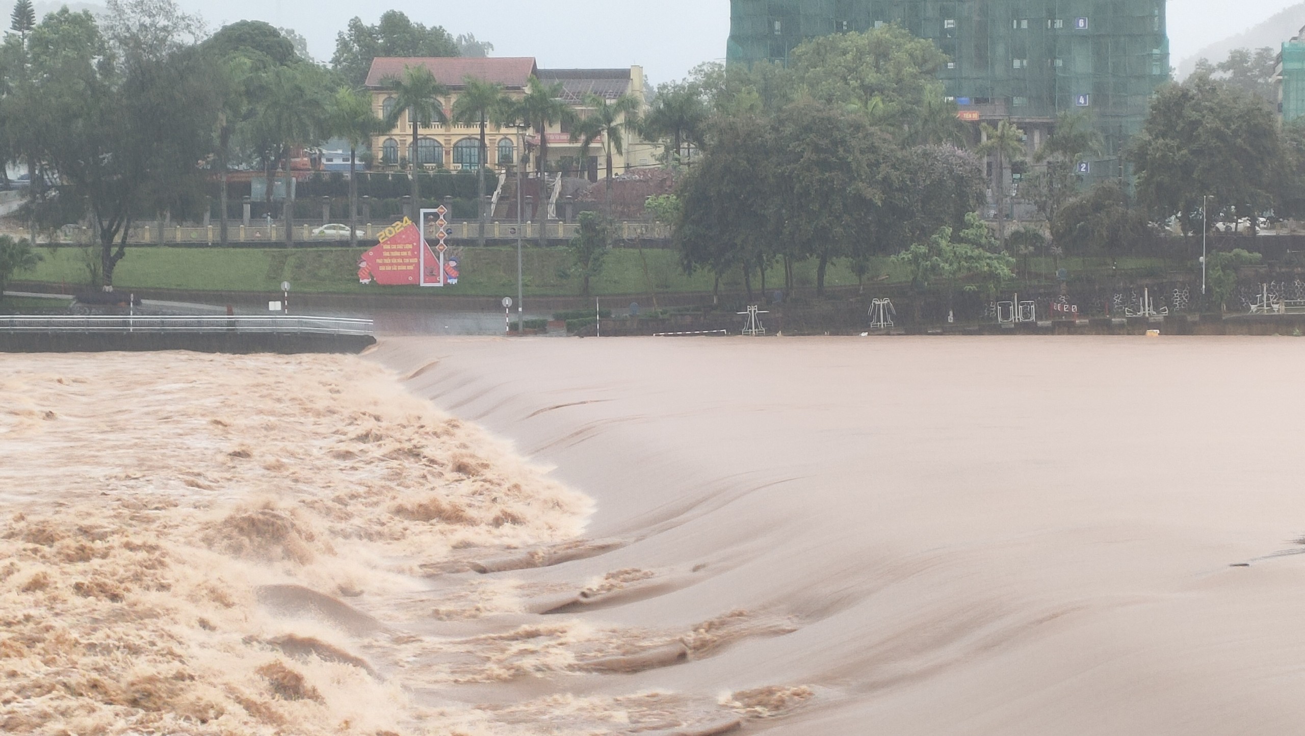 Lũ lớn tràn về các huyện vùng cao Quảng Ninh- Ảnh 1.