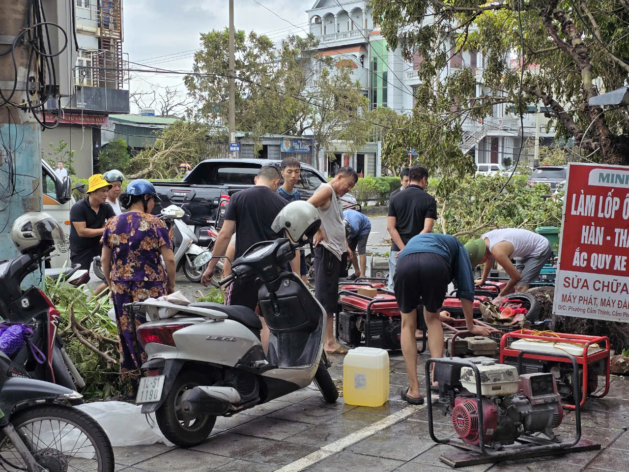 80 cột điện gãy đổ, thành phố mỏ chìm trong bóng tối- Ảnh 7.