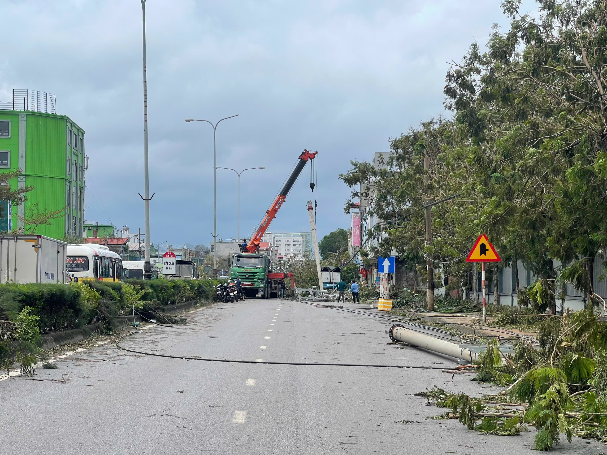 80 cột điện gãy đổ, thành phố mỏ chìm trong bóng tối- Ảnh 5.