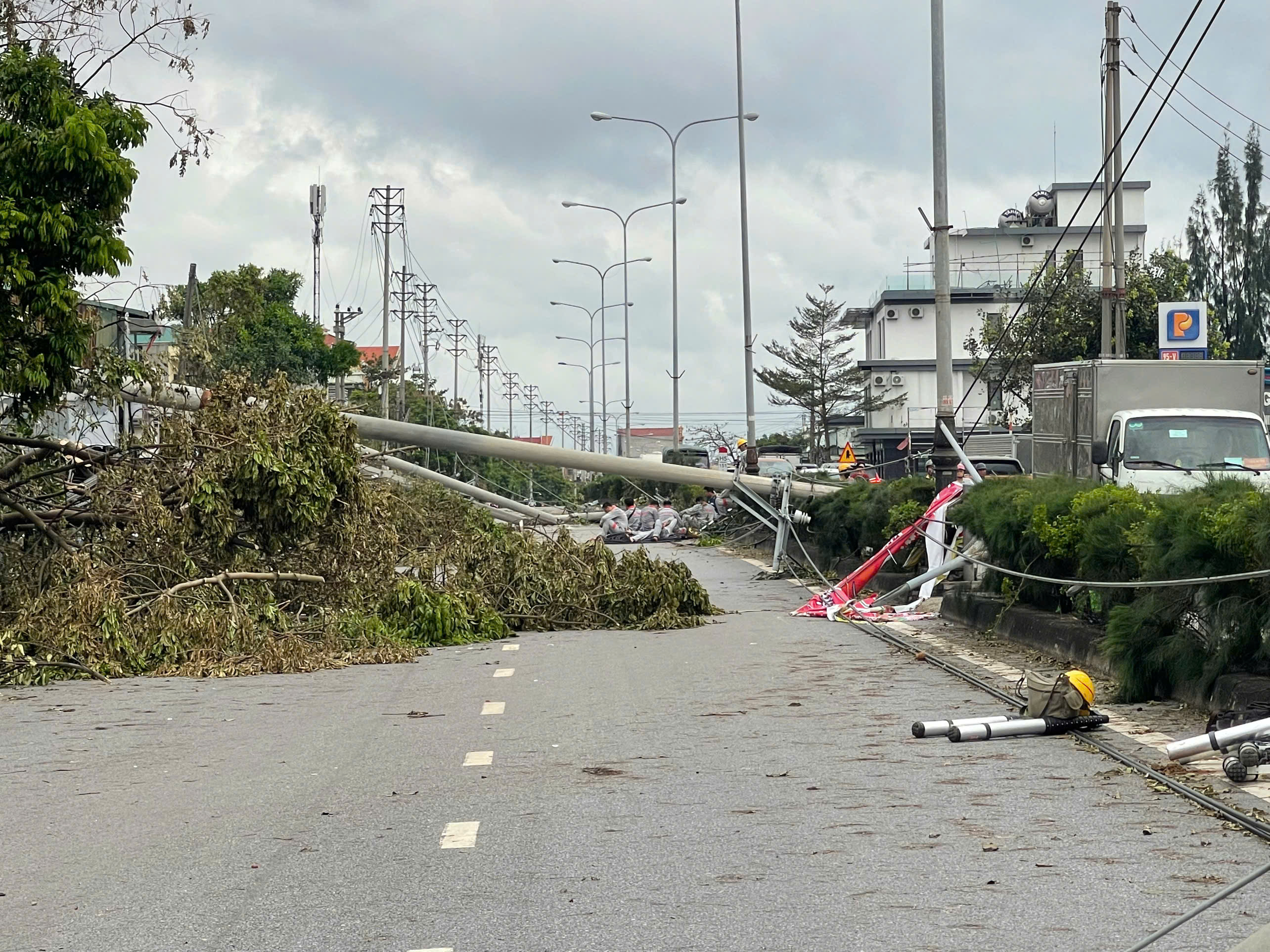 80 cột điện gãy đổ, thành phố mỏ chìm trong bóng tối- Ảnh 4.