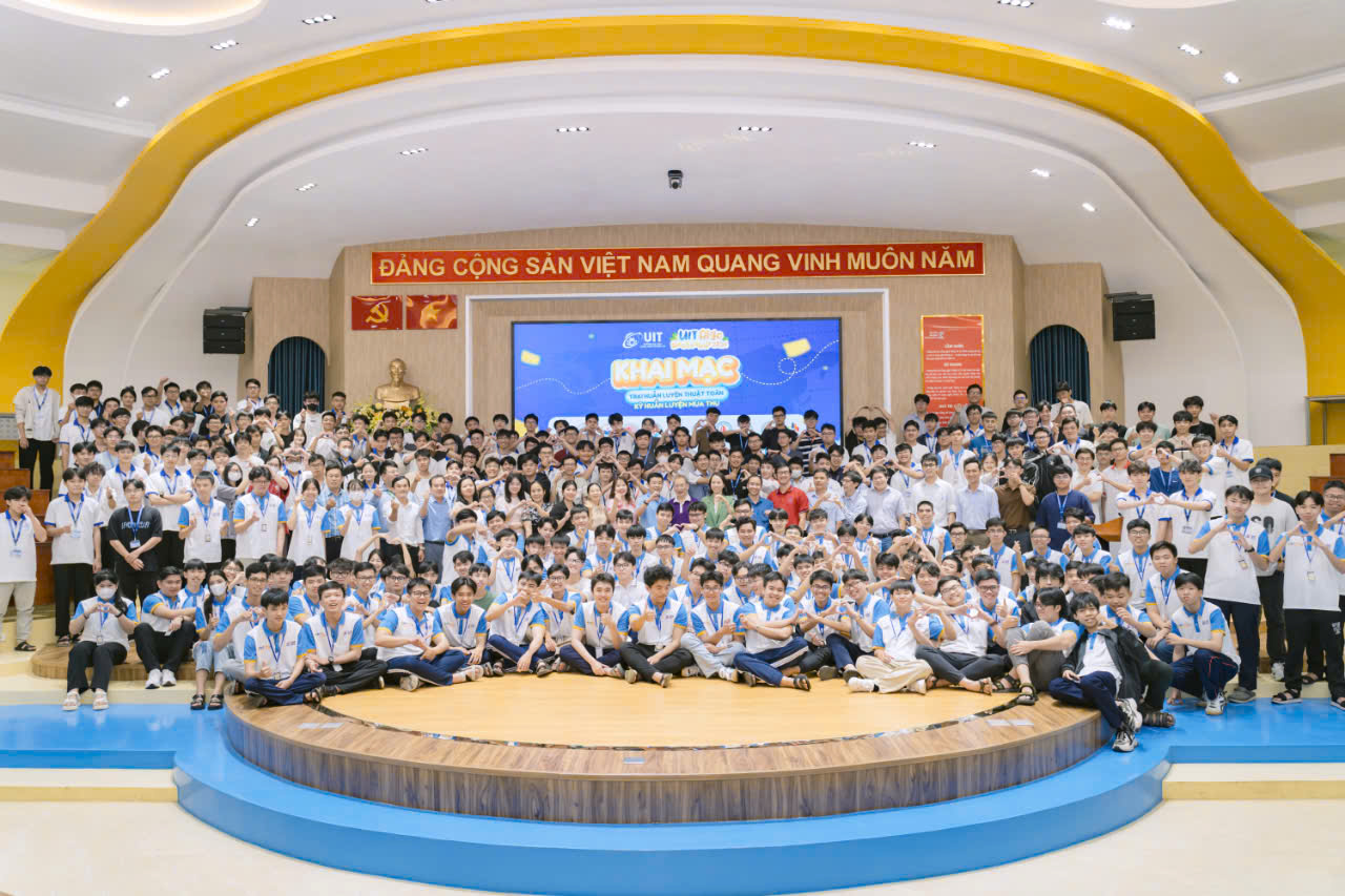 Học sinh THPT trải nghiệm 7 ngày làm sinh viên ở Trường ĐH Công nghệ thông tin- Ảnh 1.