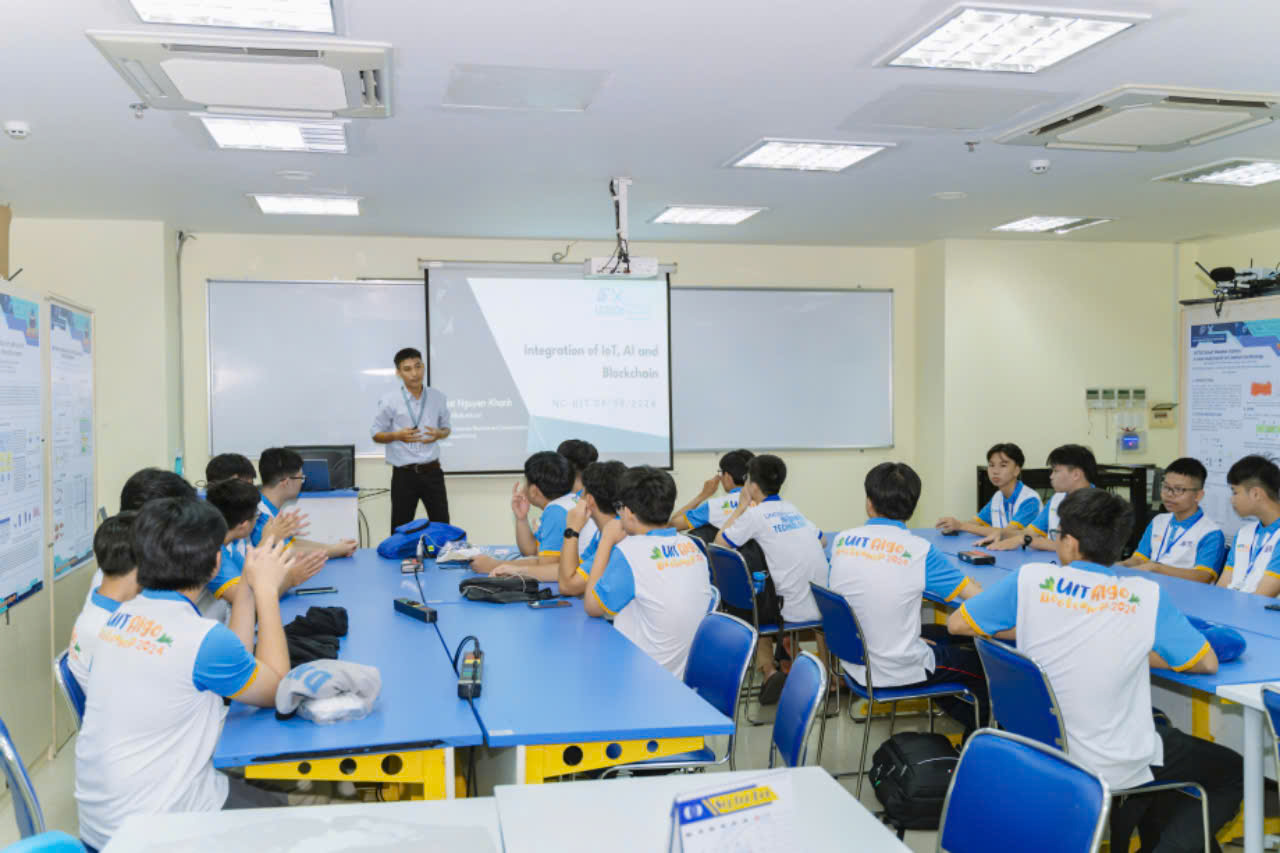 Học sinh THPT trải nghiệm 7 ngày làm sinh viên ở Trường ĐH Công nghệ thông tin- Ảnh 2.