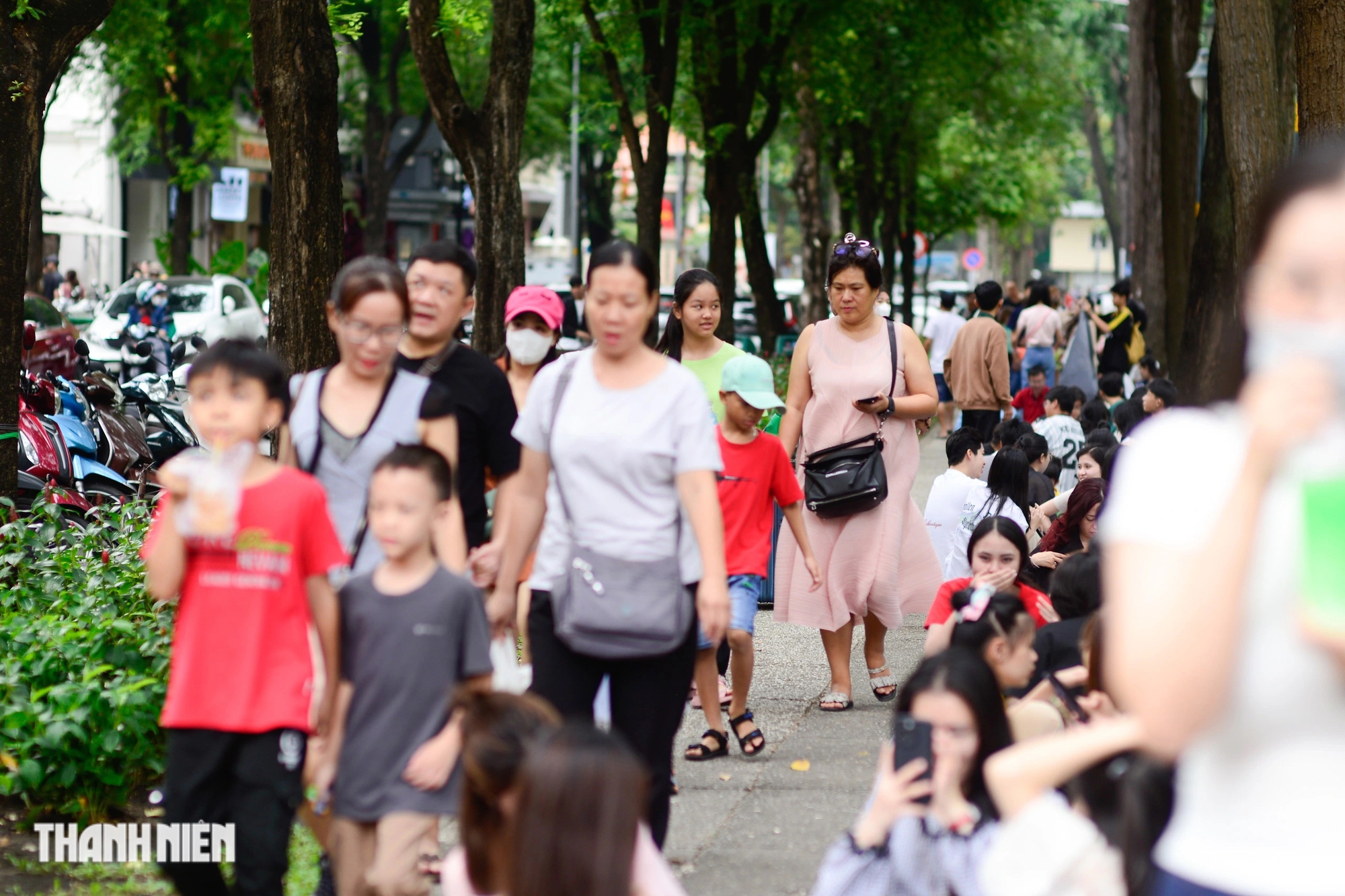 'Biển người' chật k&iacute;n ở trung t&acirc;m TP.HCM vui chơi Tết Dương lịch 2025- Ảnh 9.