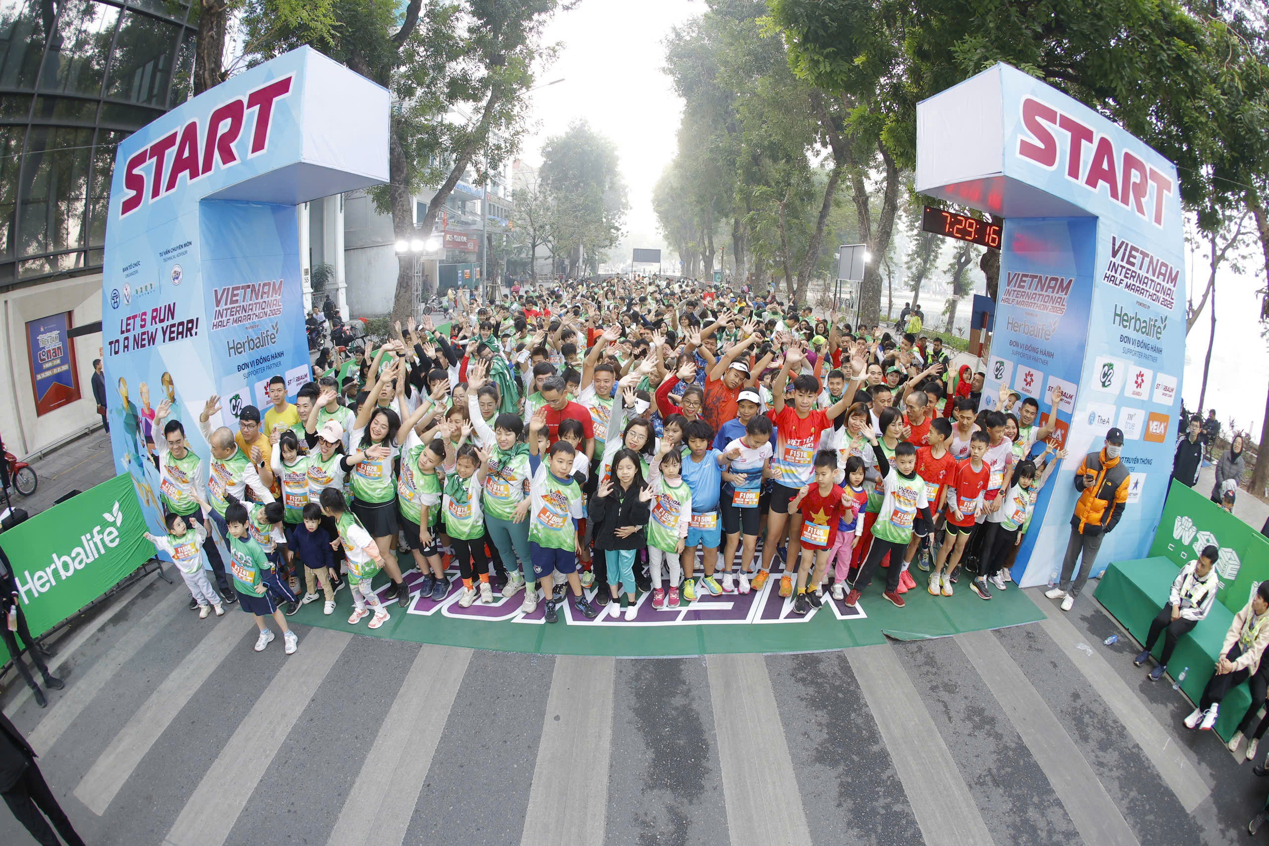 נגוין טי אואן מפגינה את הרמה שלה, קובעת שיא חדש בתחילת 2025 - תמונה 5. Nguyễn Thị Oanh thể hiện đẳng cấp, lập kỷ lục mới ngay đầu năm 2025- Ảnh 5.