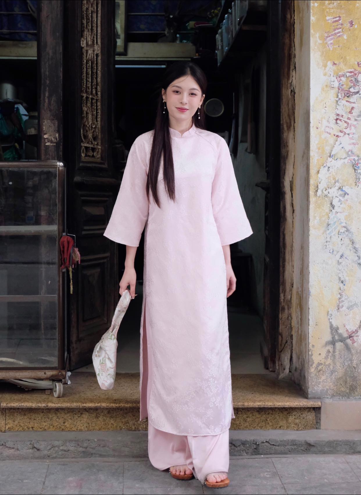 'پہلی نظر میں محبت' کے ساتھ موسم بہار کا استقبال کریں ao dai سٹائل - تصویر 1۔ Đón xuân rộn ràng với những kiểu áo dài ‘nhìn là muốn yêu’- Ảnh 1.