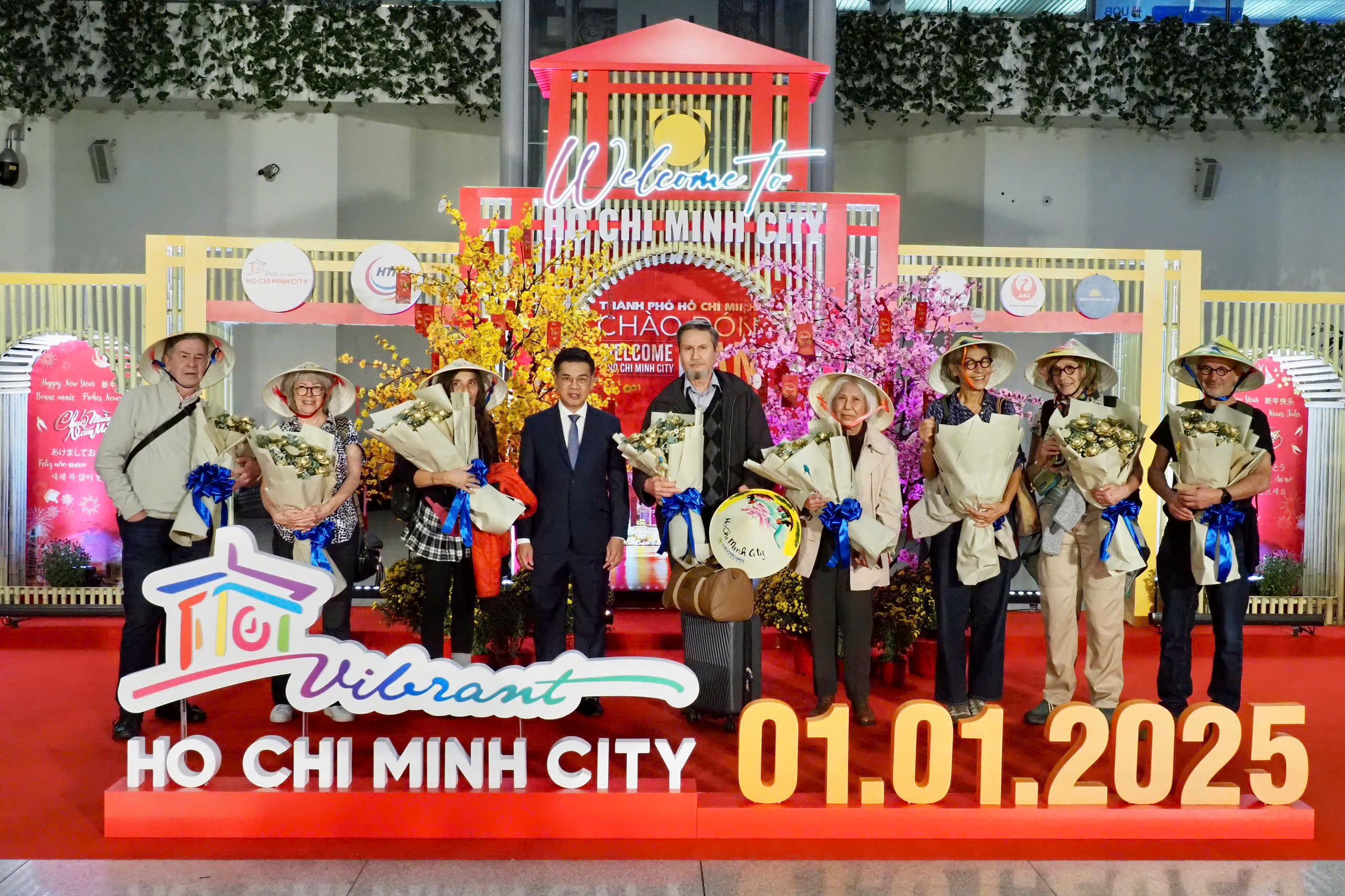 Sân bay Tân Sơn Nhất gây bất ngờ cho du khách quốc tế ngày đầu năm - Ảnh 2. Sân bay Tân Sơn Nhất gây bất ngờ cho du khách quốc tế ngày đầu năm - Ảnh 2.