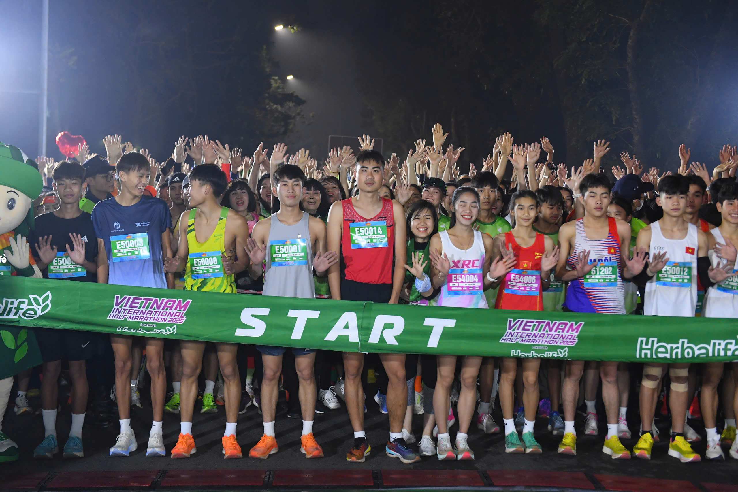 נגוין טי אואן מפגינה את הרמה שלה, קובעת שיא חדש בתחילת 2025 - תמונה 7. Nguyễn Thị Oanh thể hiện đẳng cấp, lập kỷ lục mới ngay đầu năm 2025- Ảnh 7.