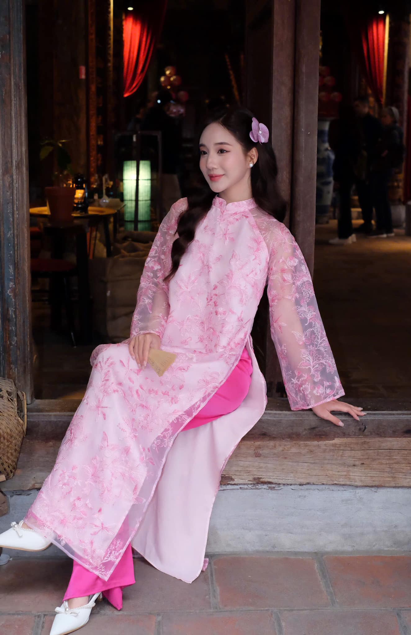 'پہلی نظر میں محبت' کے ساتھ موسم بہار کا استقبال کریں ao dai سٹائل - تصویر 4۔ Đón xuân rộn ràng với những kiểu áo dài ‘nhìn là muốn yêu’- Ảnh 4.