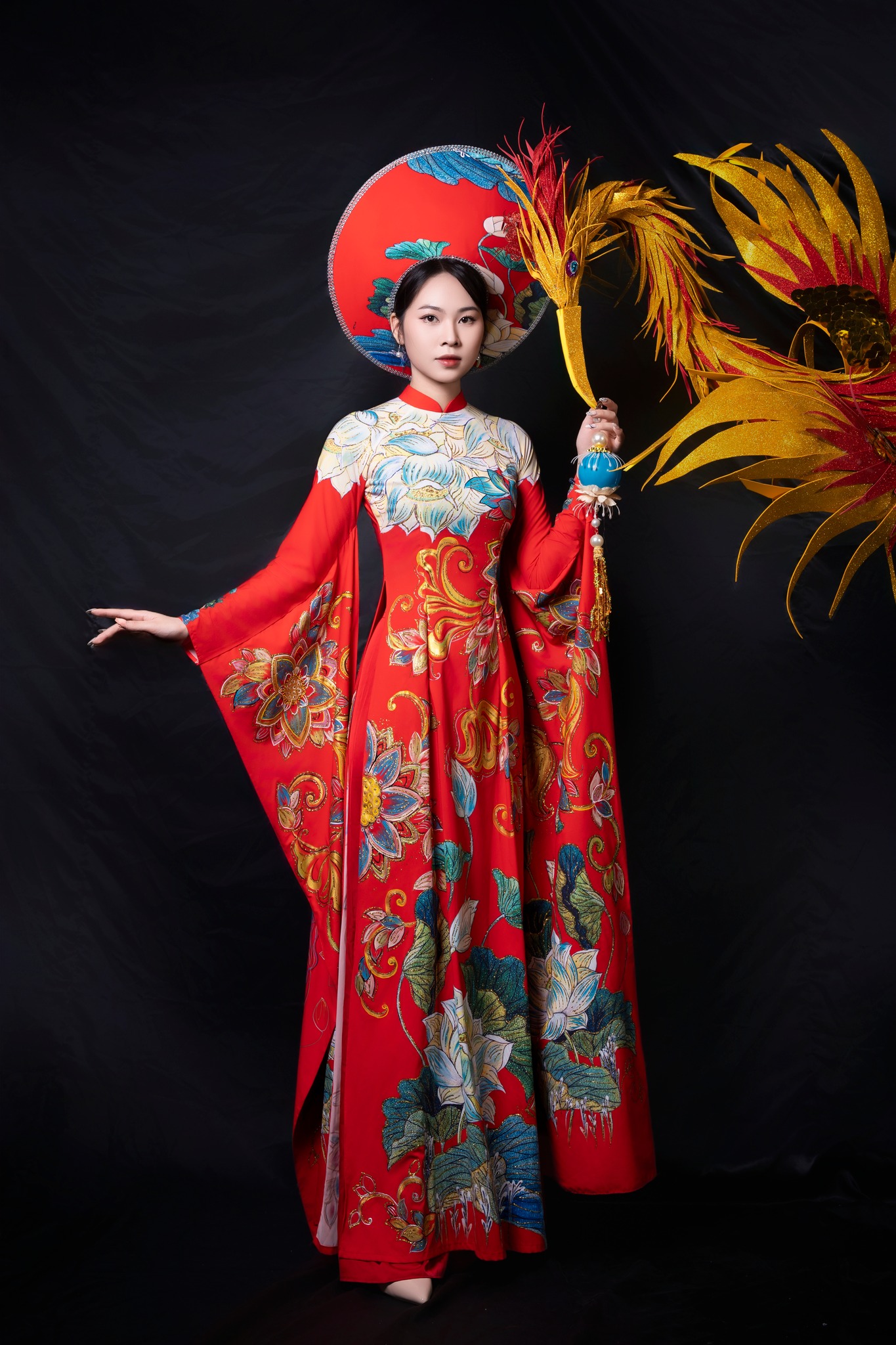 ពាក់អាវប៉ាក់ដៃ បង្ហាញពីនិស្ស័យ និងភាពឆើតឆាយ - រូបថត ៨. Mặc áo dài thêu tay, nổi bật khí chất và thanh lịch- Ảnh 8.