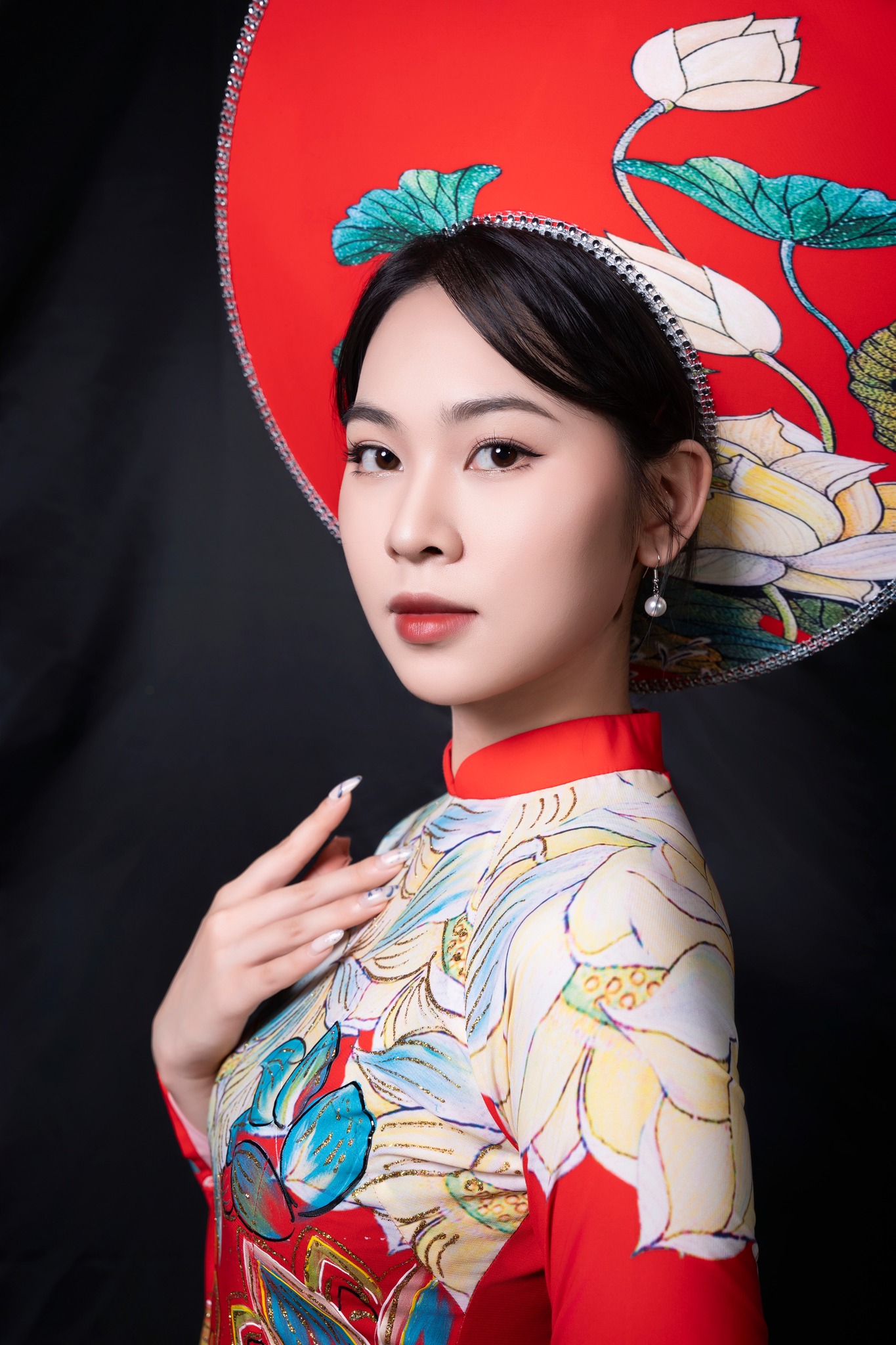 ពាក់អាវប៉ាក់ដោយដៃ បង្ហាញពីនិស្ស័យ និងភាពឆើតឆាយ - រូបថត ៩. Mặc áo dài thêu tay, nổi bật khí chất và thanh lịch- Ảnh 9.