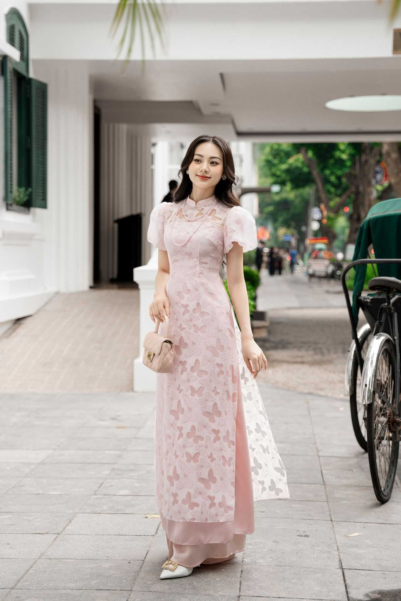 'پہلی نظر میں محبت' کے ساتھ موسم بہار کا استقبال کریں ao dai سٹائل - تصویر 5۔ Đón xuân rộn ràng với những kiểu áo dài ‘nhìn là muốn yêu’- Ảnh 5.