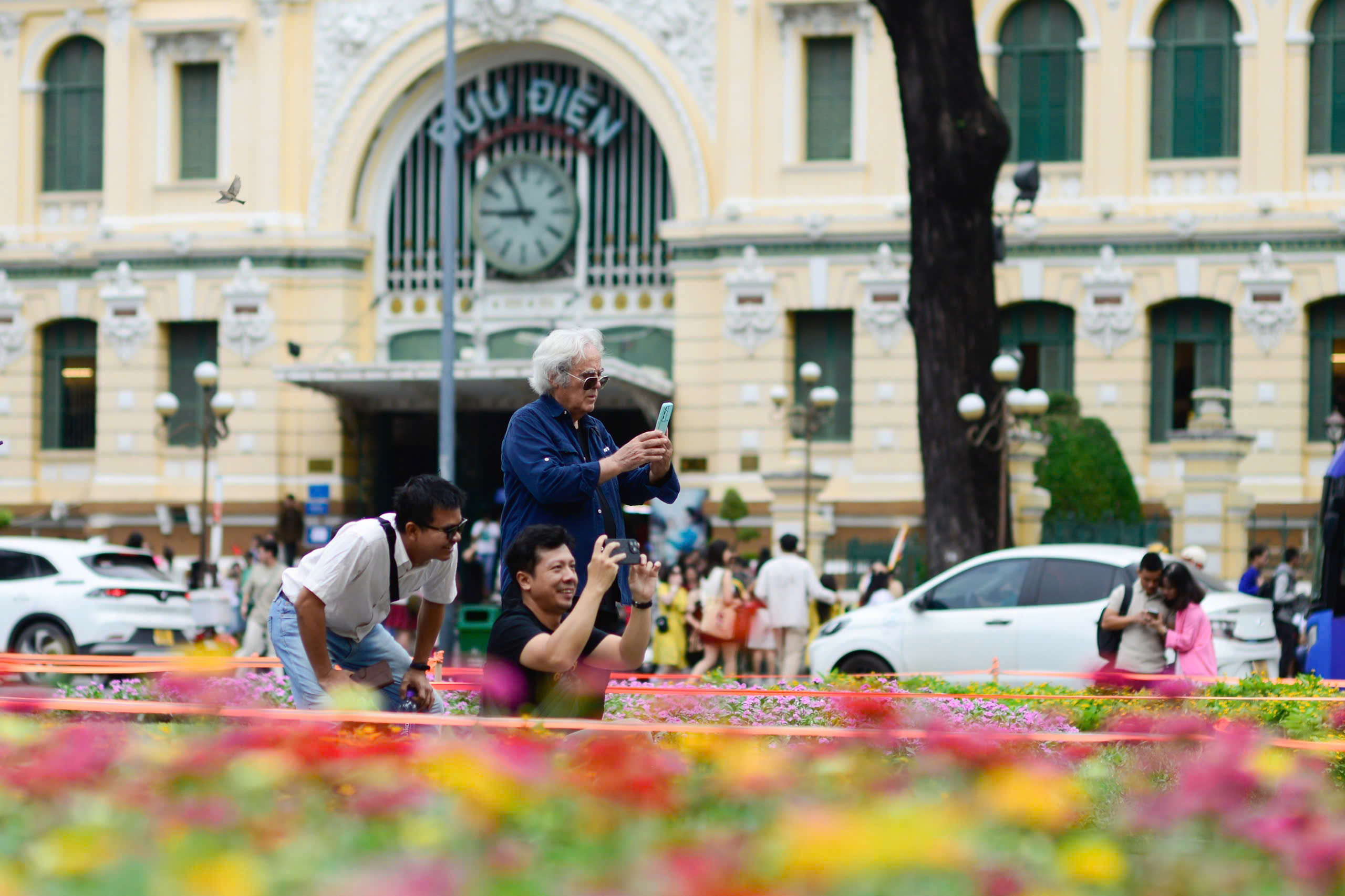 TP.HCM ngày đầu tiên năm mới 2025: Thời tiết mát mẻ, người dân tận hưởng buổi sáng bình yên- Ảnh 19.