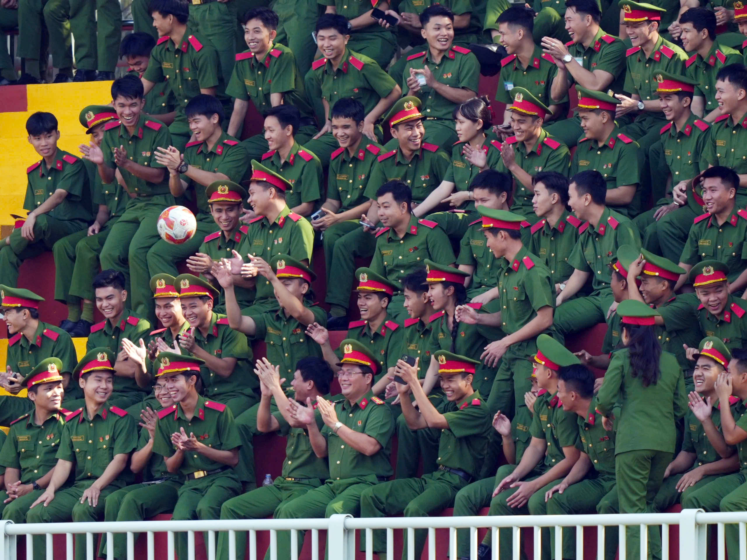 Nữ học viên cảnh sát xinh đẹp 'chỉ cần không có giờ học là đi cổ vũ bóng đá sinh viên'- Ảnh 1. Nữ học viên cảnh sát xinh đẹp 'chỉ cần không có giờ học là đi cổ vũ bóng đá sinh viên'- Ảnh 1.