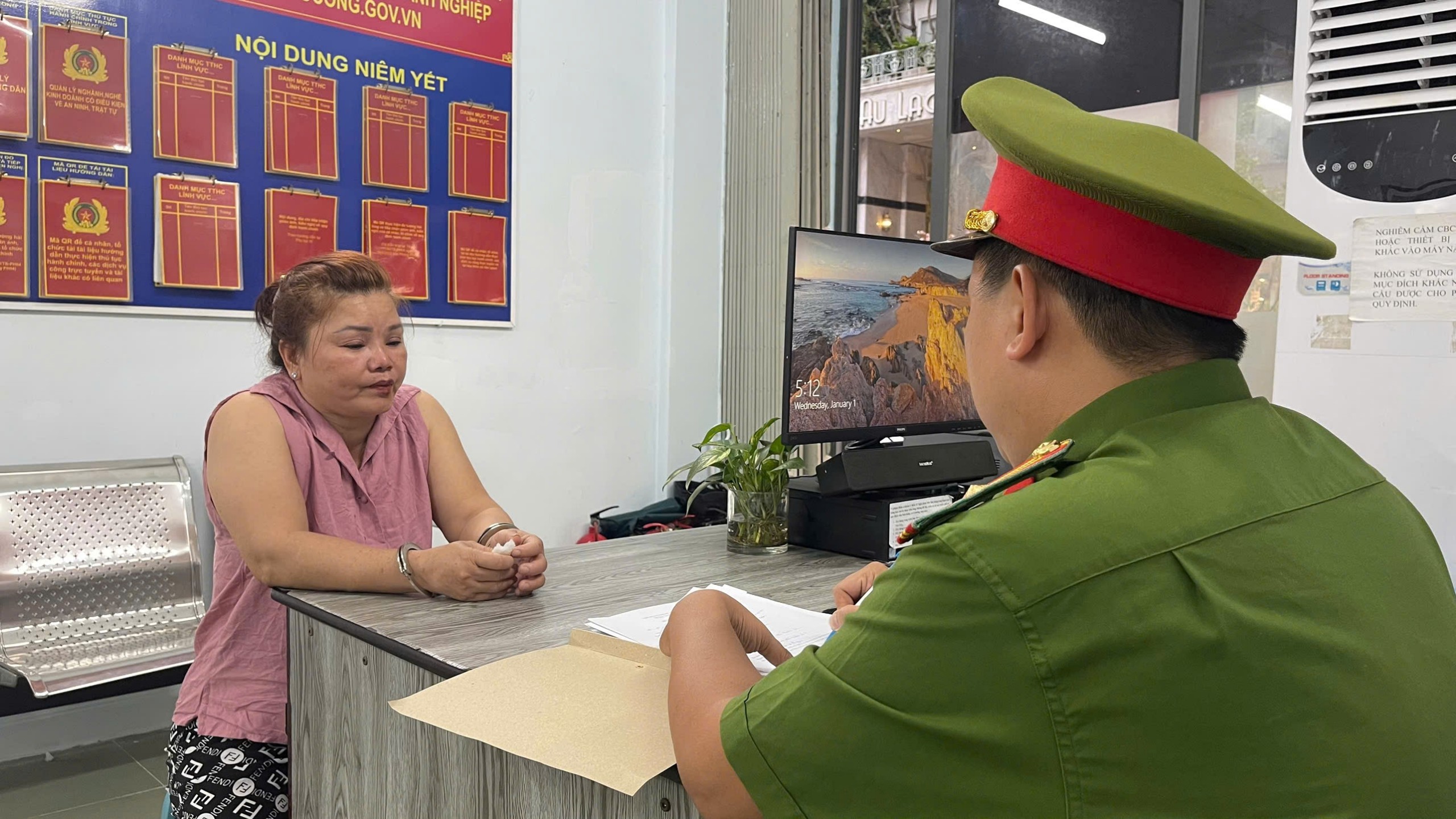 Bắt khẩn cấp vợ chồng hành hung tài xế công nghệ ở quận 1- Ảnh 1.