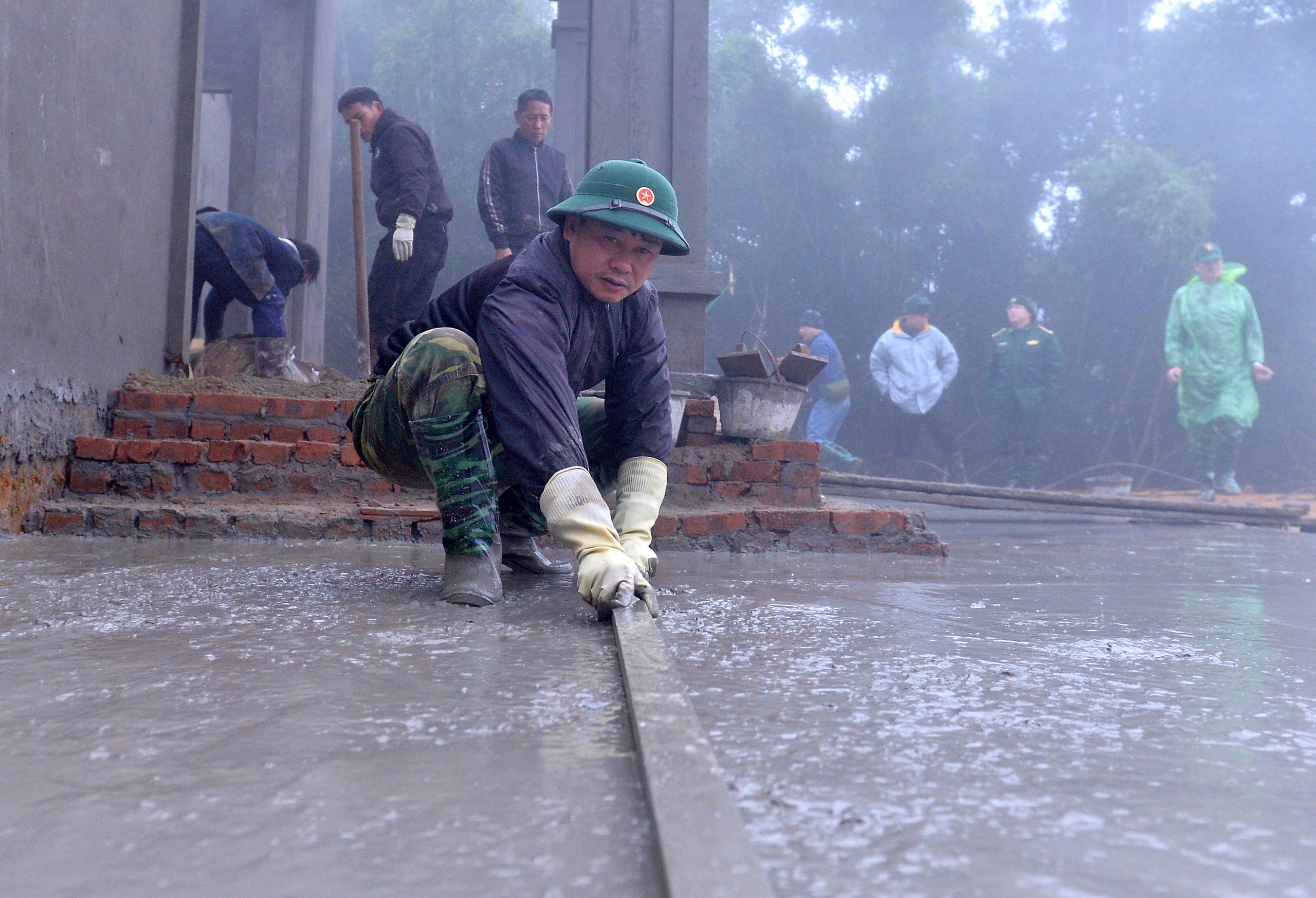 Cõng gạch trong mưa rét, người dân biên giới A Lù háo hức chờ nhận nhà mới- Ảnh 2.