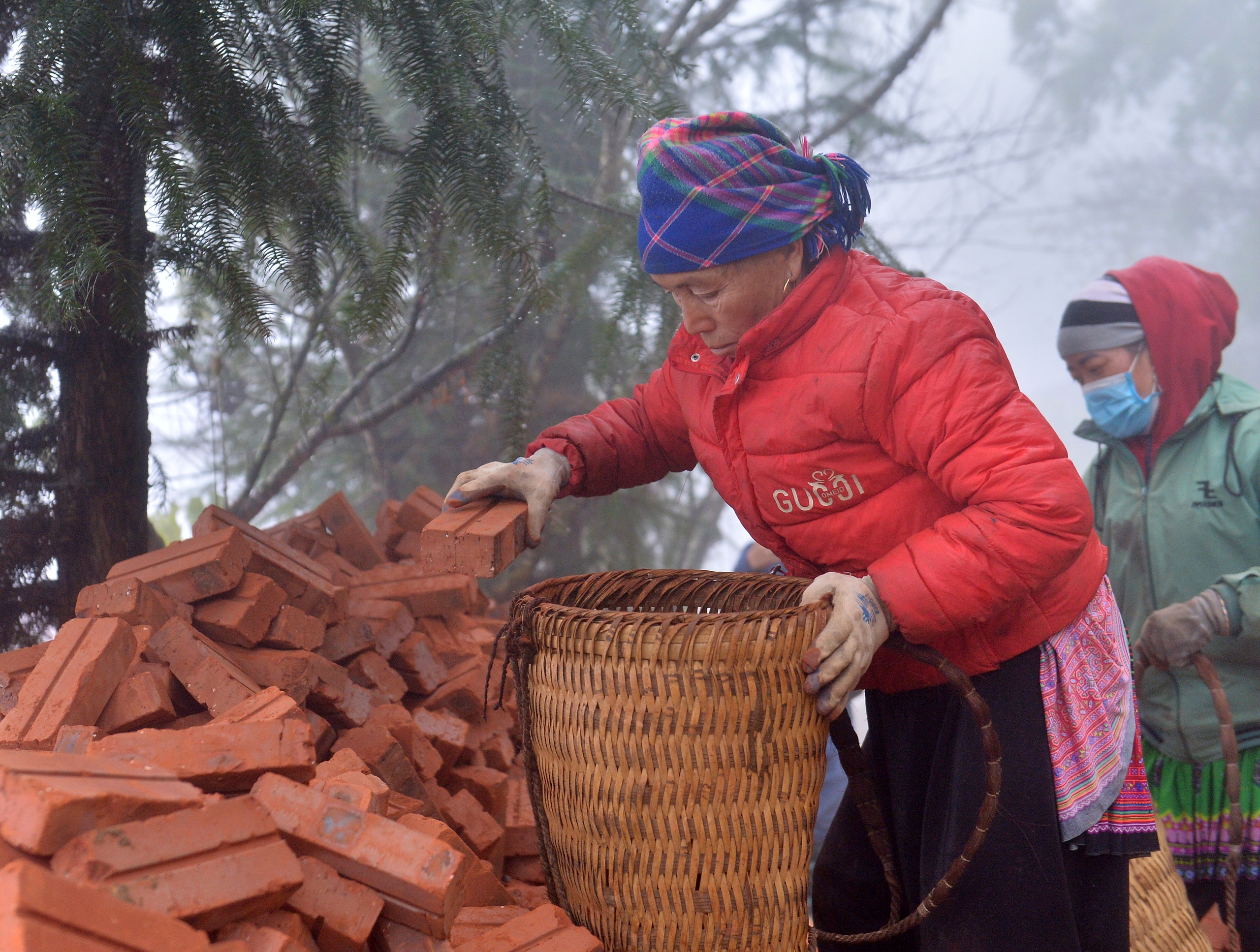 Cõng gạch trong mưa rét, người dân biên giới A Lù háo hức chờ nhận nhà mới- Ảnh 9.