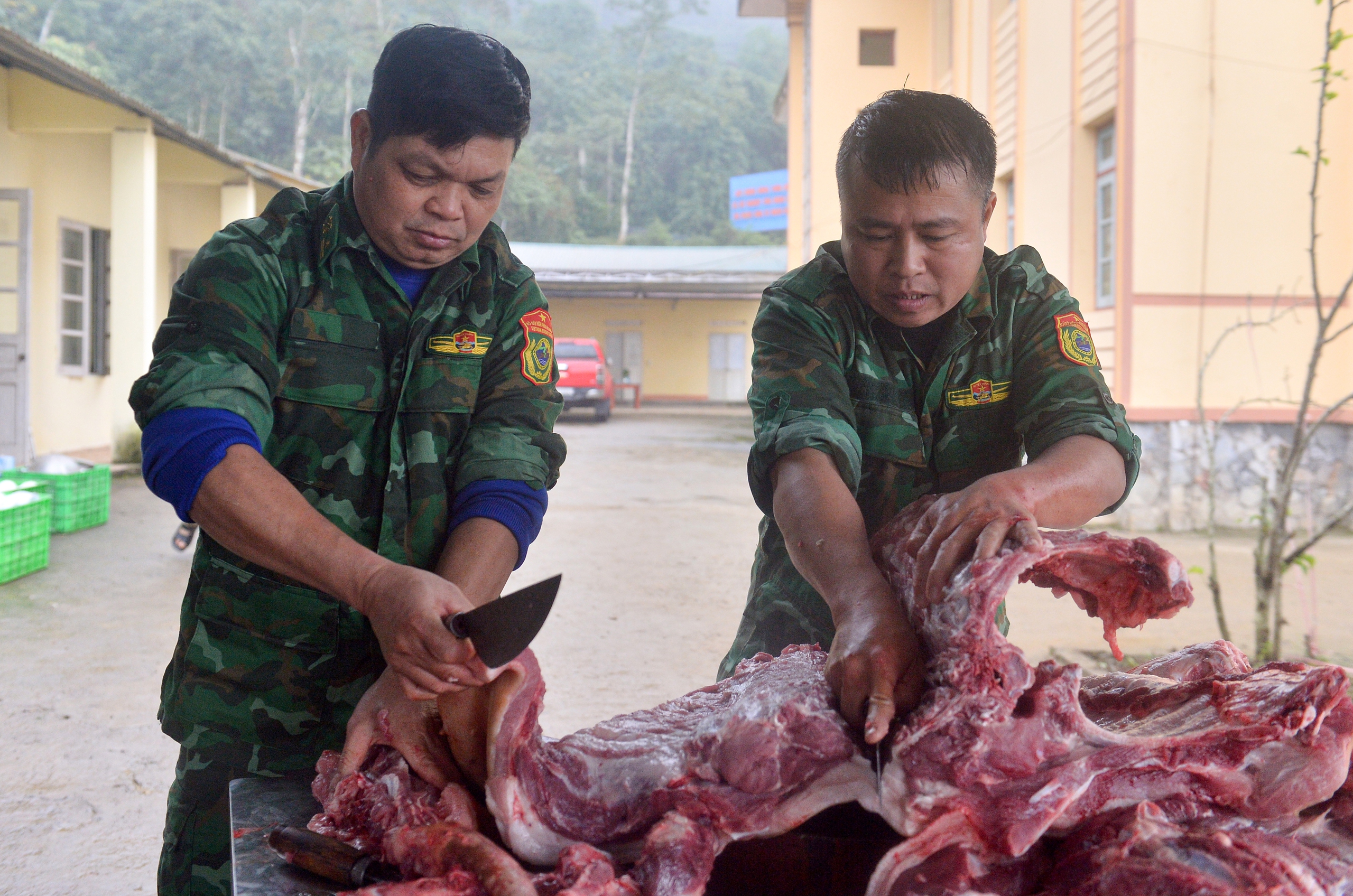 Bộ đội biên phòng mổ lợn, gói 300 bánh chưng tặng dân bản- Ảnh 3.