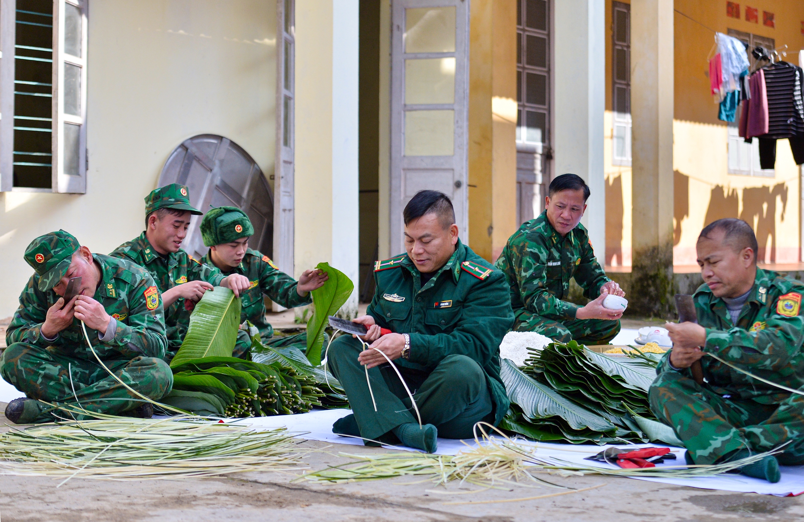 Bộ đội biên phòng mổ lợn, gói 300 bánh chưng tặng dân bản- Ảnh 7.