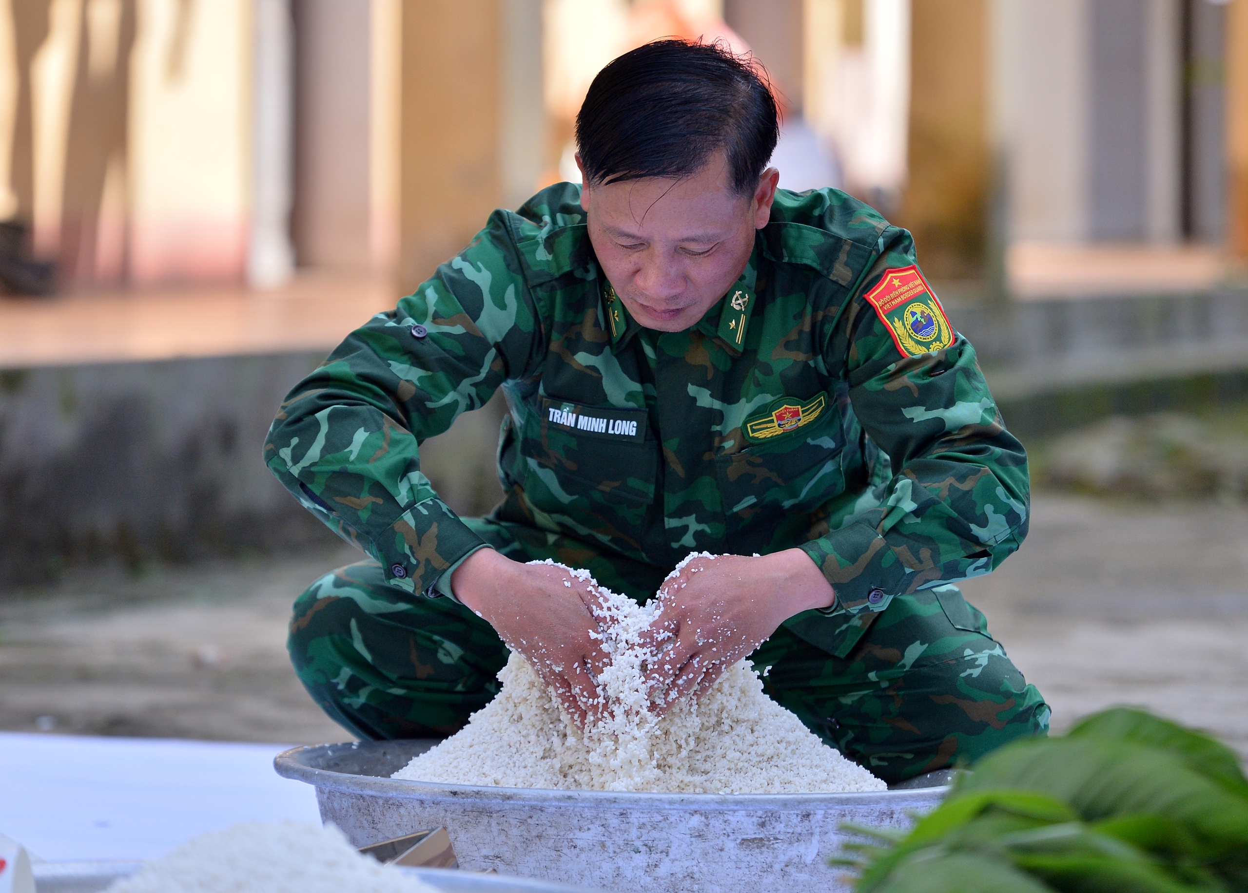 Bộ đội biên phòng mổ lợn, gói 300 bánh chưng tặng dân bản- Ảnh 8.