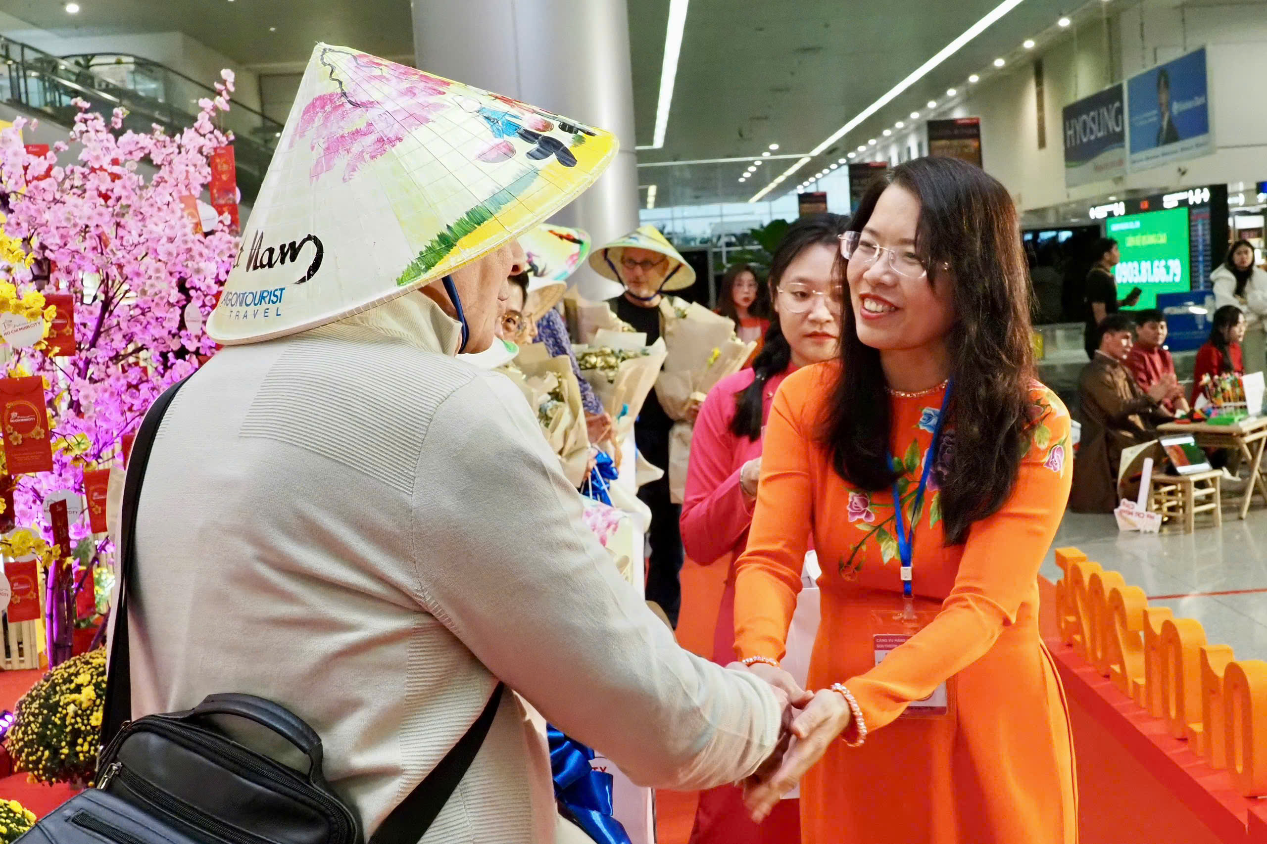 Sân bay Tân Sơn Nhất gây bất ngờ cho du khách quốc tế ngày đầu năm - Ảnh 4. Sân bay Tân Sơn Nhất gây bất ngờ cho du khách quốc tế ngày đầu năm - Ảnh 4.