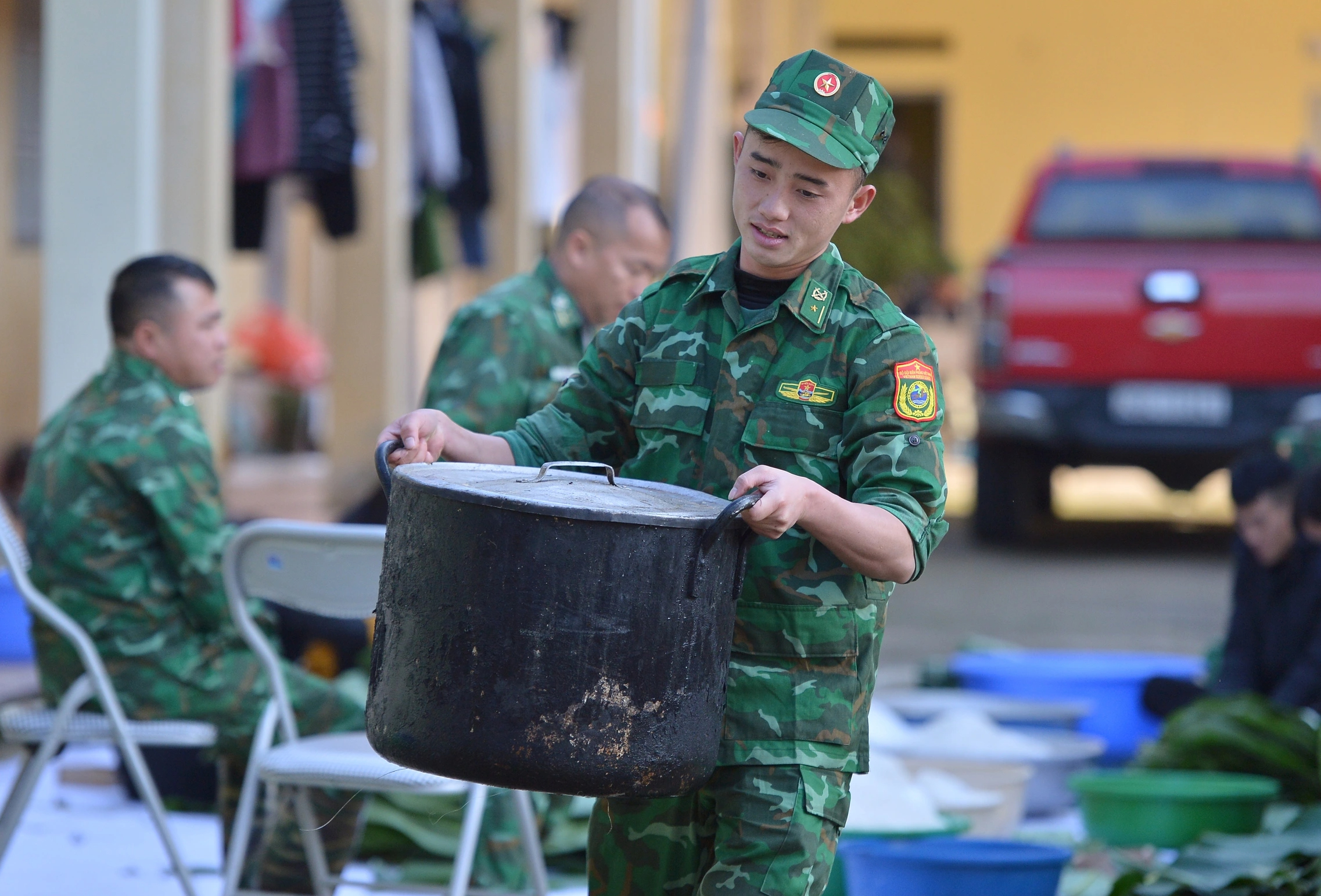 Bộ đội biên phòng mổ lợn, gói 300 bánh chưng tặng dân bản- Ảnh 19.