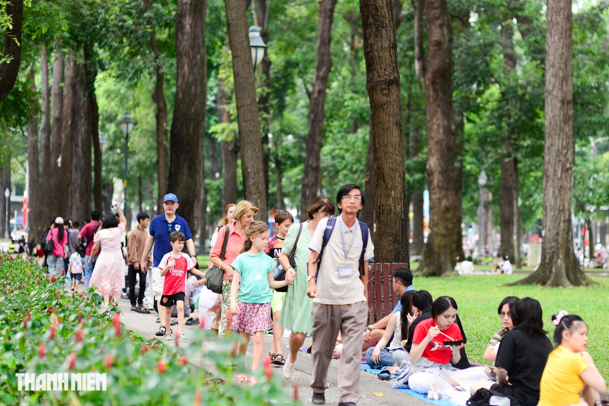 'Biển người' chật k&iacute;n ở trung t&acirc;m TP.HCM vui chơi Tết Dương lịch 2025- Ảnh 19.