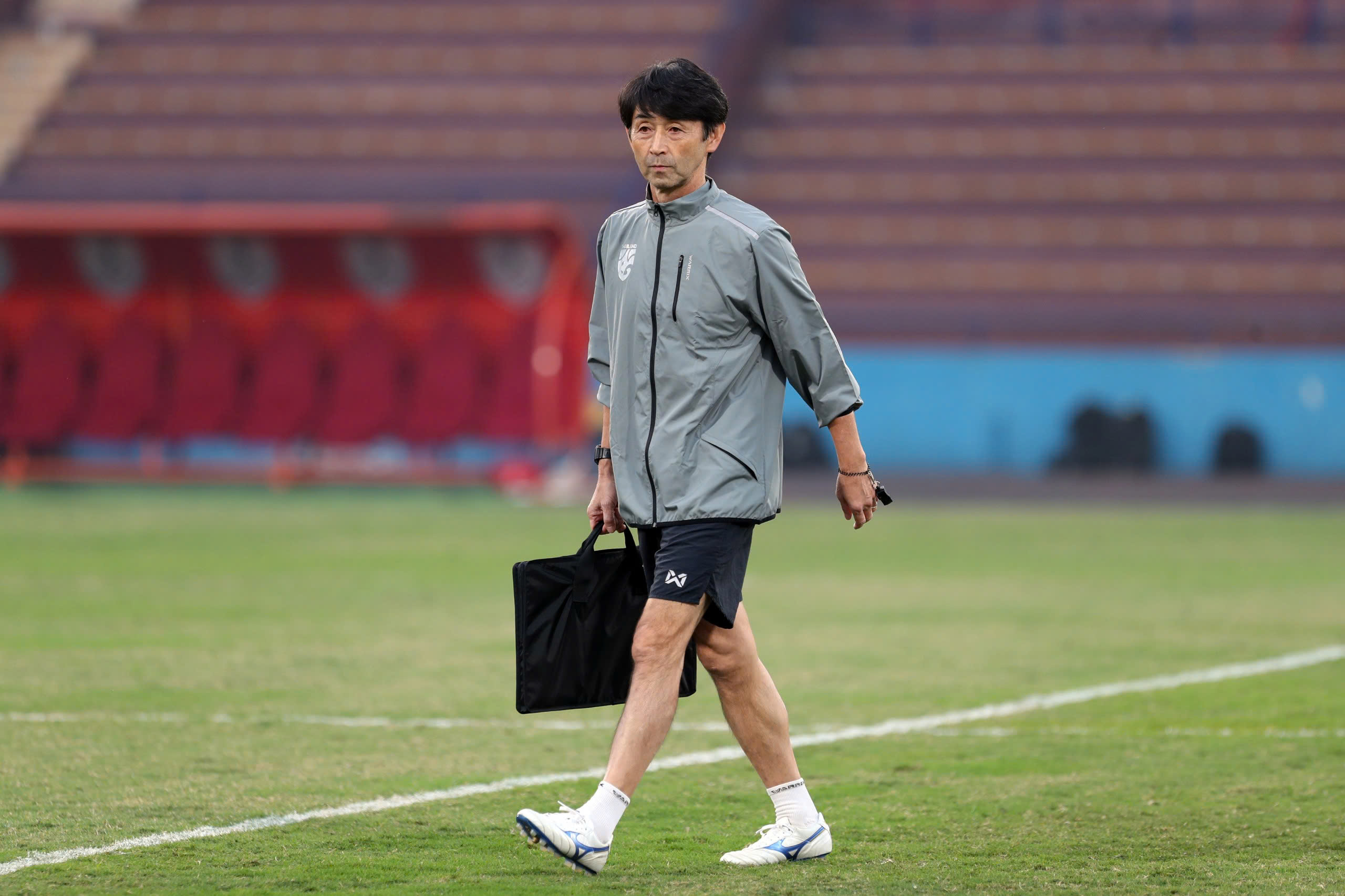 Màn đối đầu giữa các HLV Nhật Bản và Hàn Quốc tại AFF Cup đi đến hồi kết
- Ảnh 2. Màn đối đầu giữa các HLV Nhật Bản và Hàn Quốc tại AFF Cup đi đến hồi kết
- Ảnh 2.