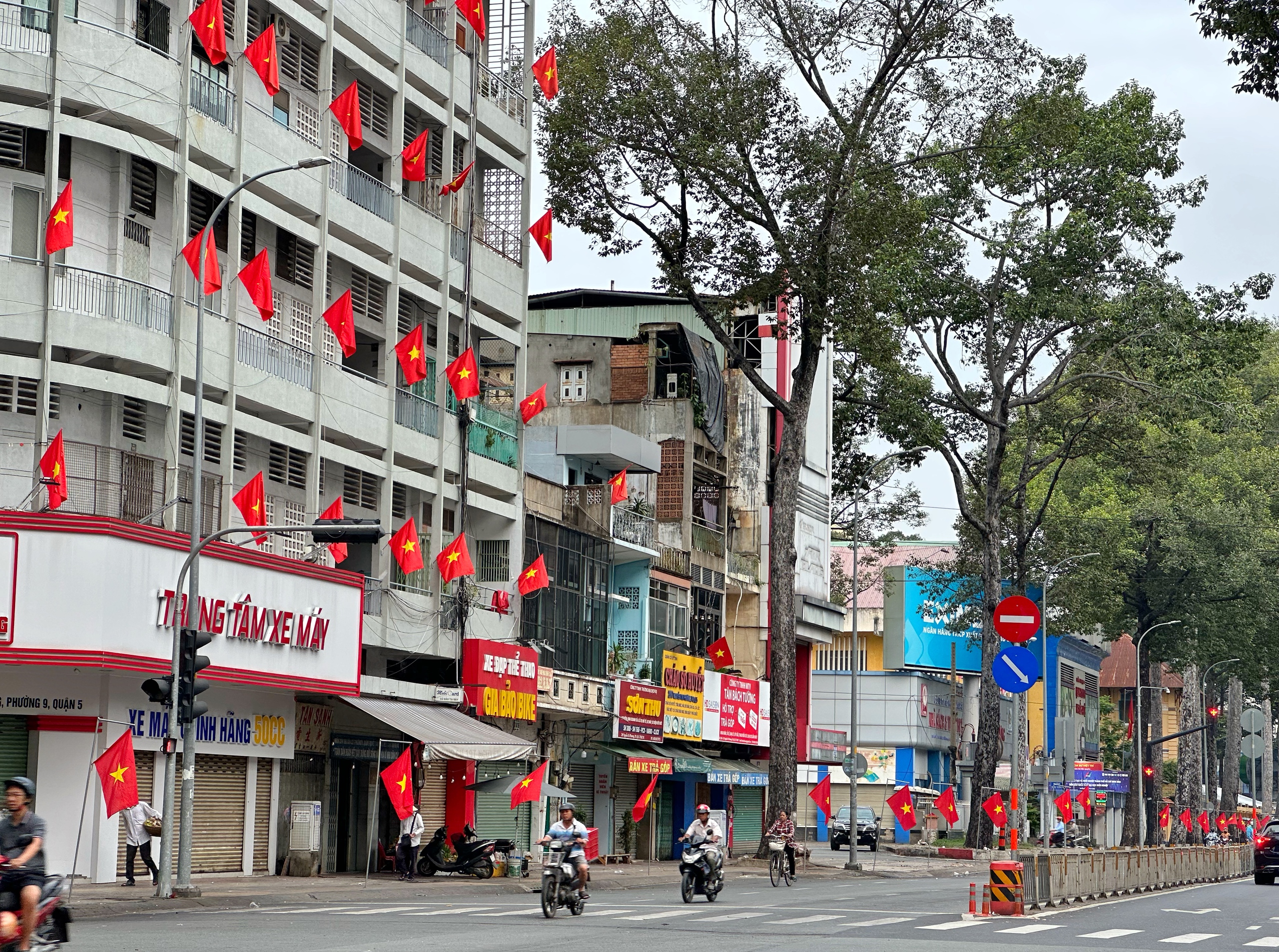 TP.HCM ngày đầu tiên năm mới 2025: Thời tiết mát mẻ, người dân tận hưởng buổi sáng bình yên- Ảnh 2.