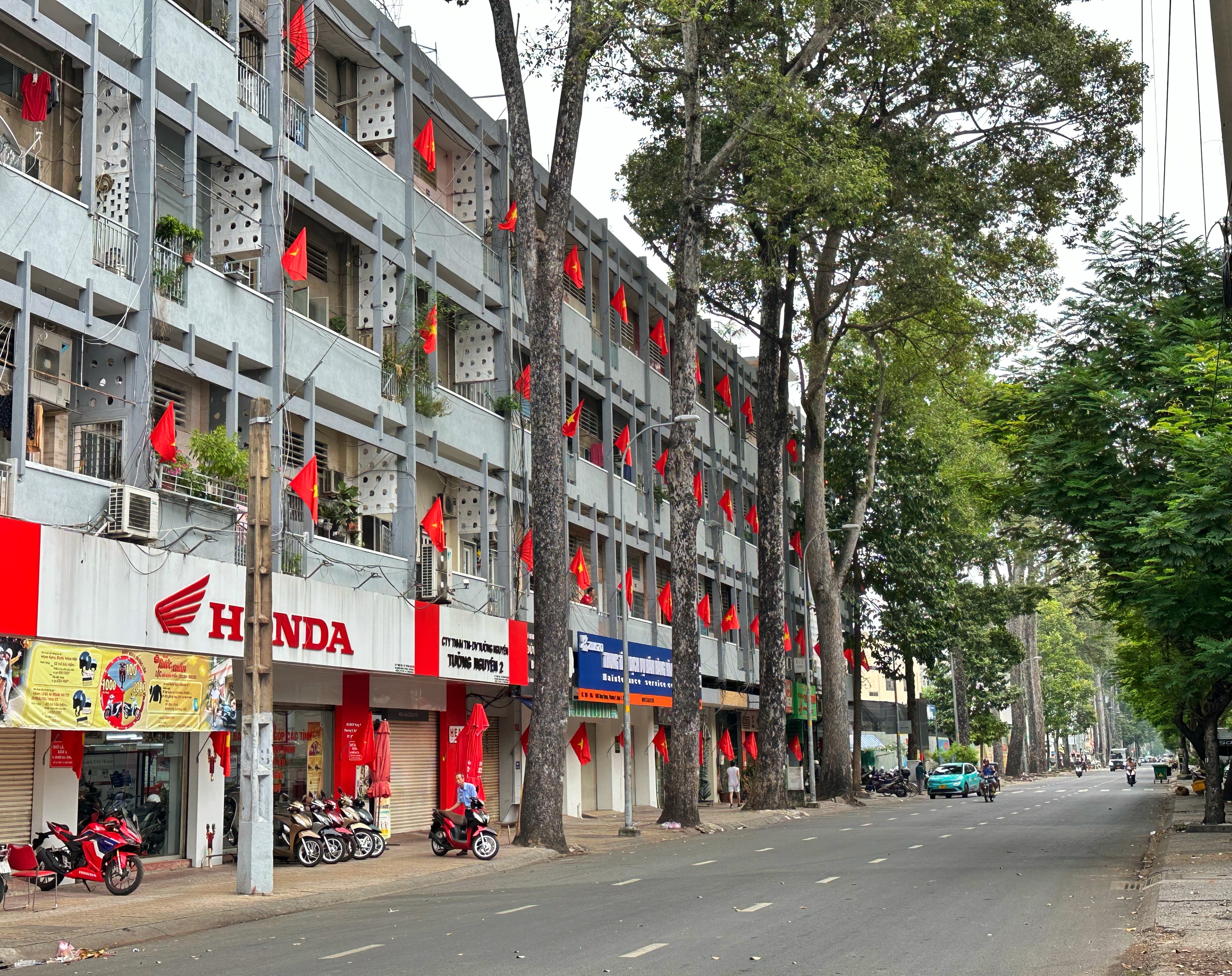 TP.HCM ngày đầu tiên năm mới 2025: Thời tiết mát mẻ, người dân tận hưởng buổi sáng bình yên- Ảnh 3.