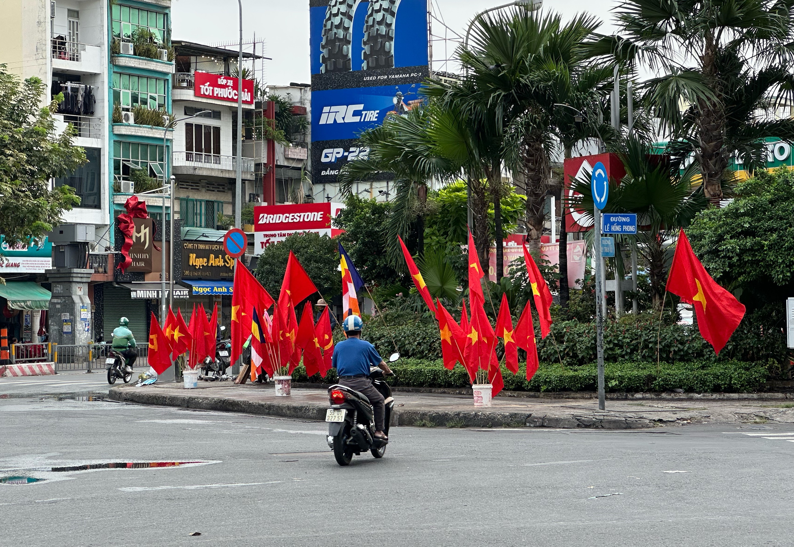 TP.HCM ngày đầu tiên năm mới 2025: Thời tiết mát mẻ, người dân tận hưởng buổi sáng bình yên- Ảnh 5.