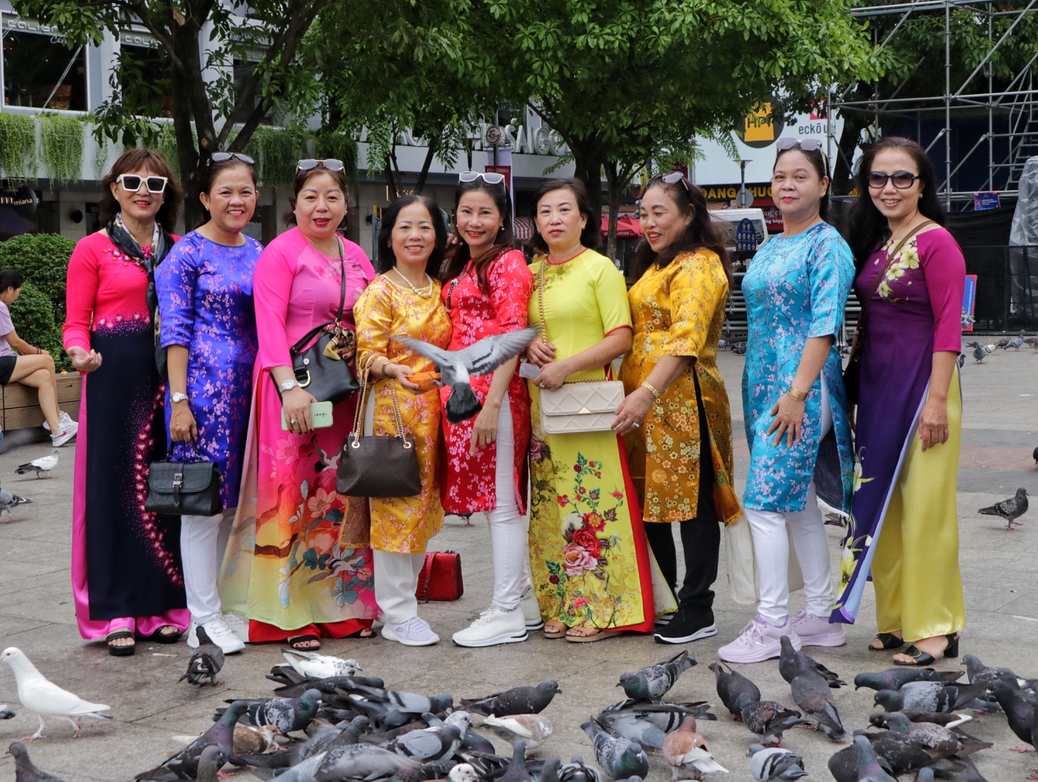 TP.HCM ngày đầu tiên năm mới 2025: Thời tiết mát mẻ, người dân tận hưởng buổi sáng bình yên- Ảnh 6.