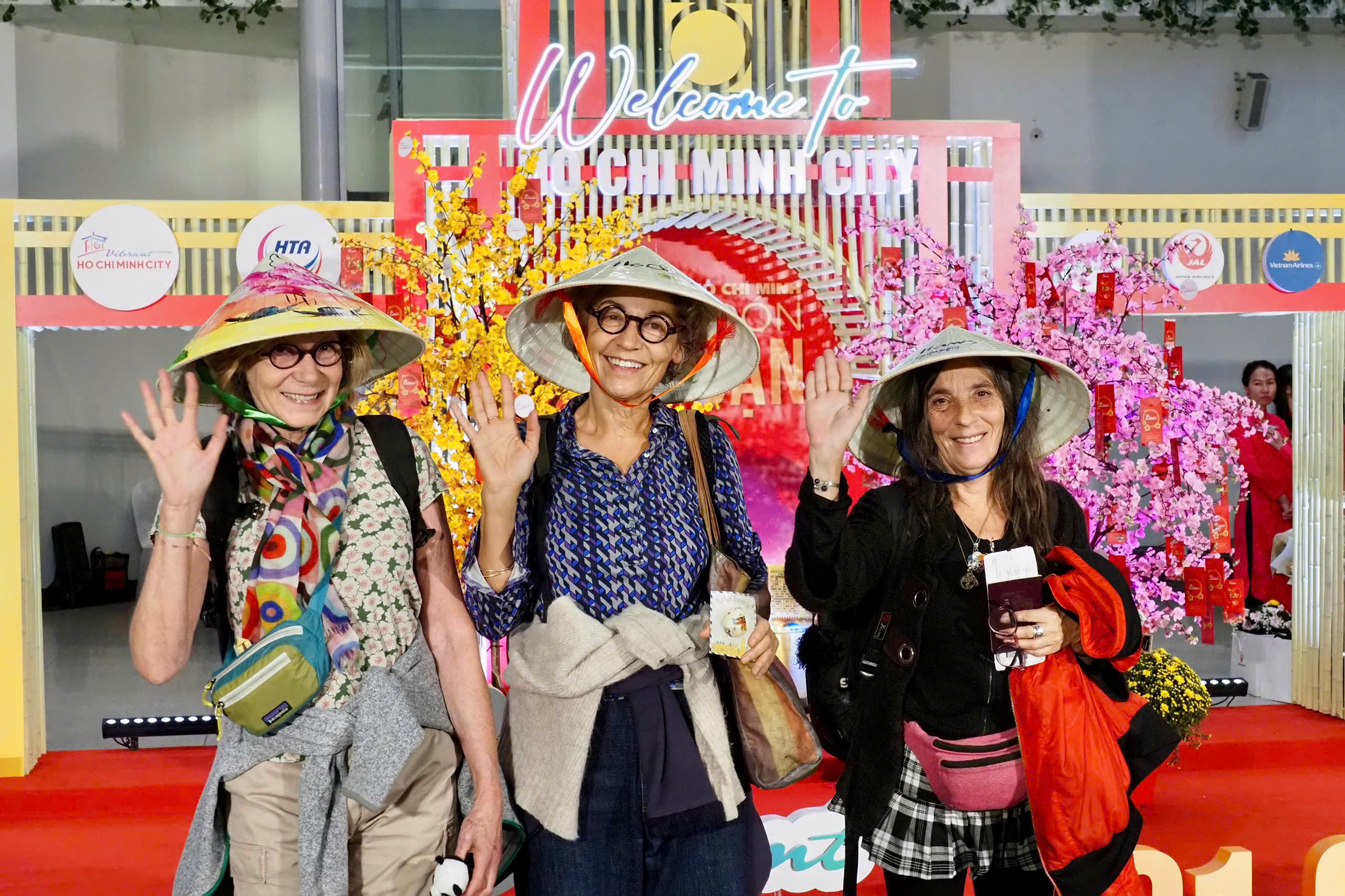 Sân bay Tân Sơn Nhất gây bất ngờ cho du khách quốc tế ngày đầu năm - Ảnh 3. Sân bay Tân Sơn Nhất gây bất ngờ cho du khách quốc tế ngày đầu năm - Ảnh 3.